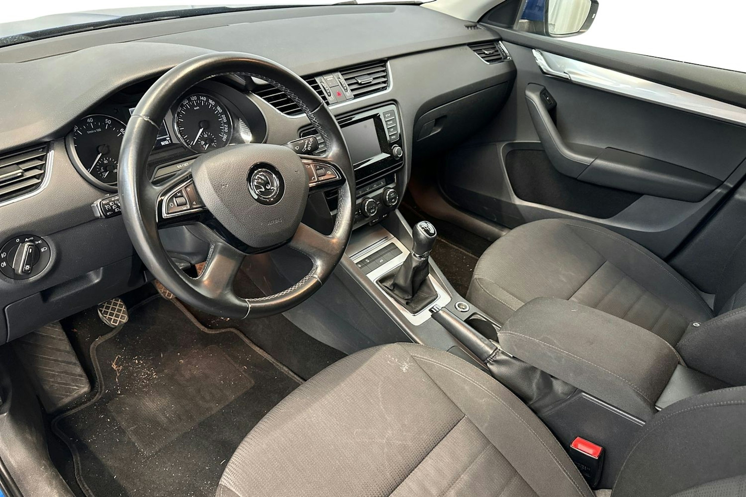 sininen Skoda Octavia 2015 kuva 3.