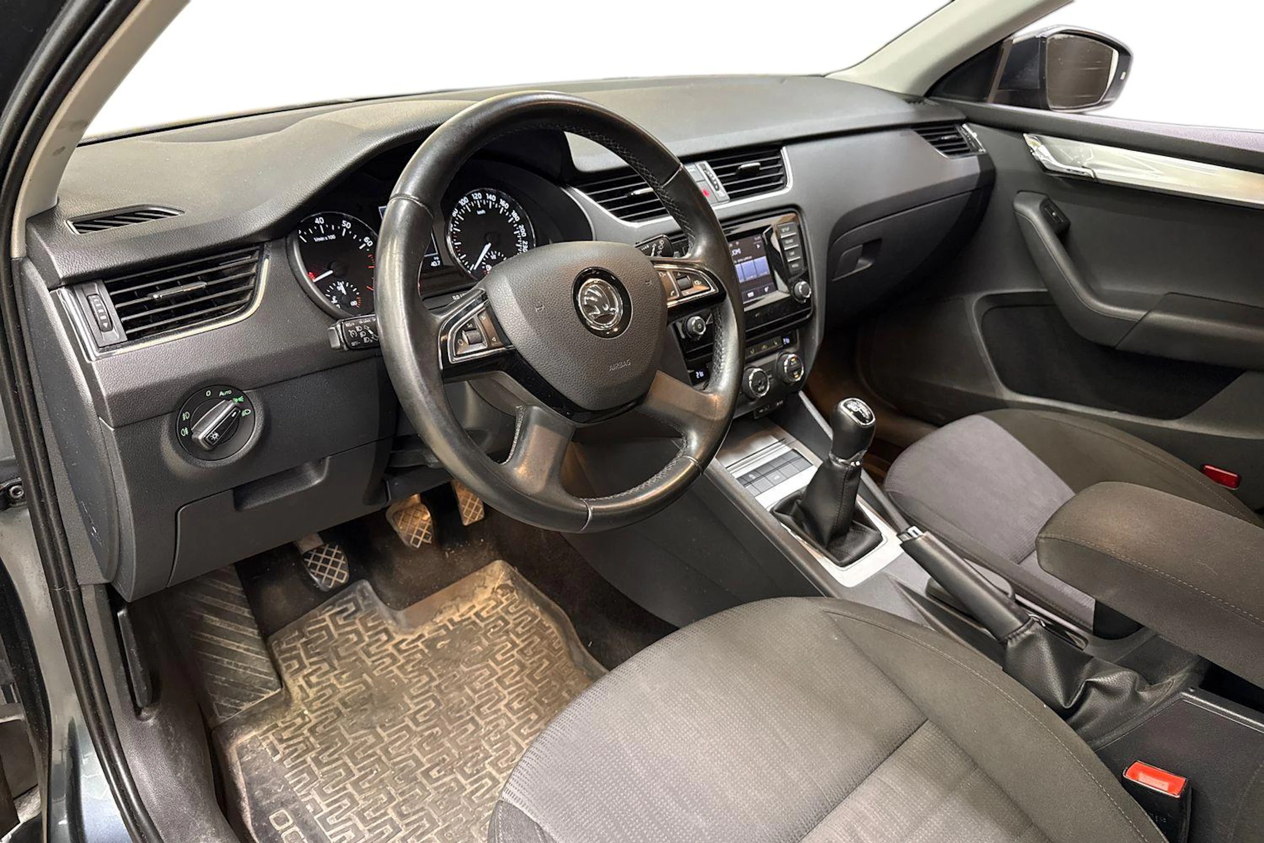 harmaa Skoda Octavia 2015 kuva 3.