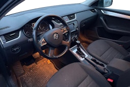 harmaa Skoda Octavia 2015 kuva 3.