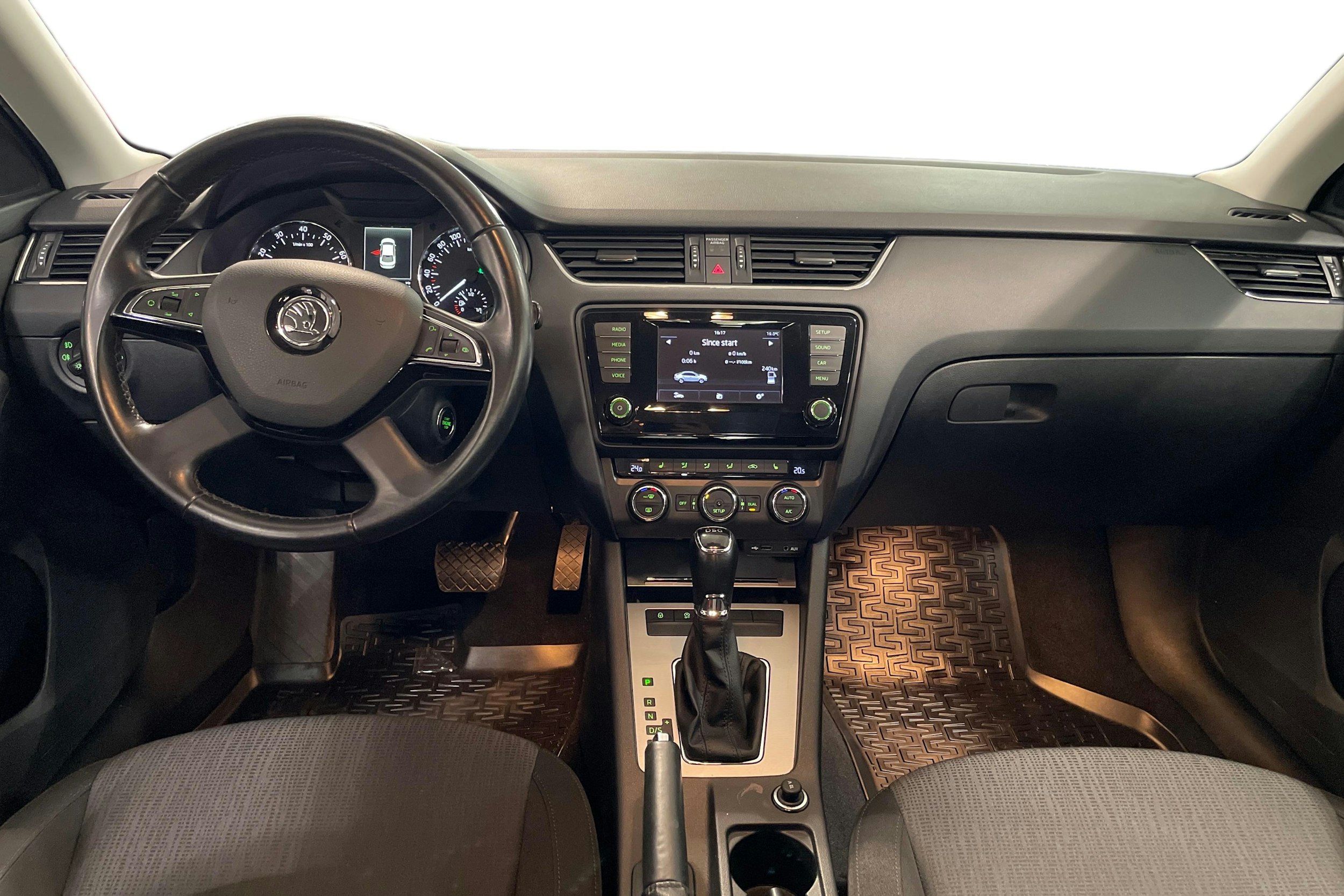 harmaa Skoda Octavia 2015 kuva 7.