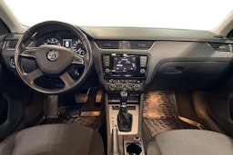 harmaa Skoda Octavia 2015 kuva 7.