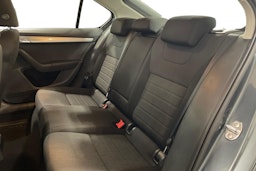 harmaa Skoda Octavia 2015 kuva 8.