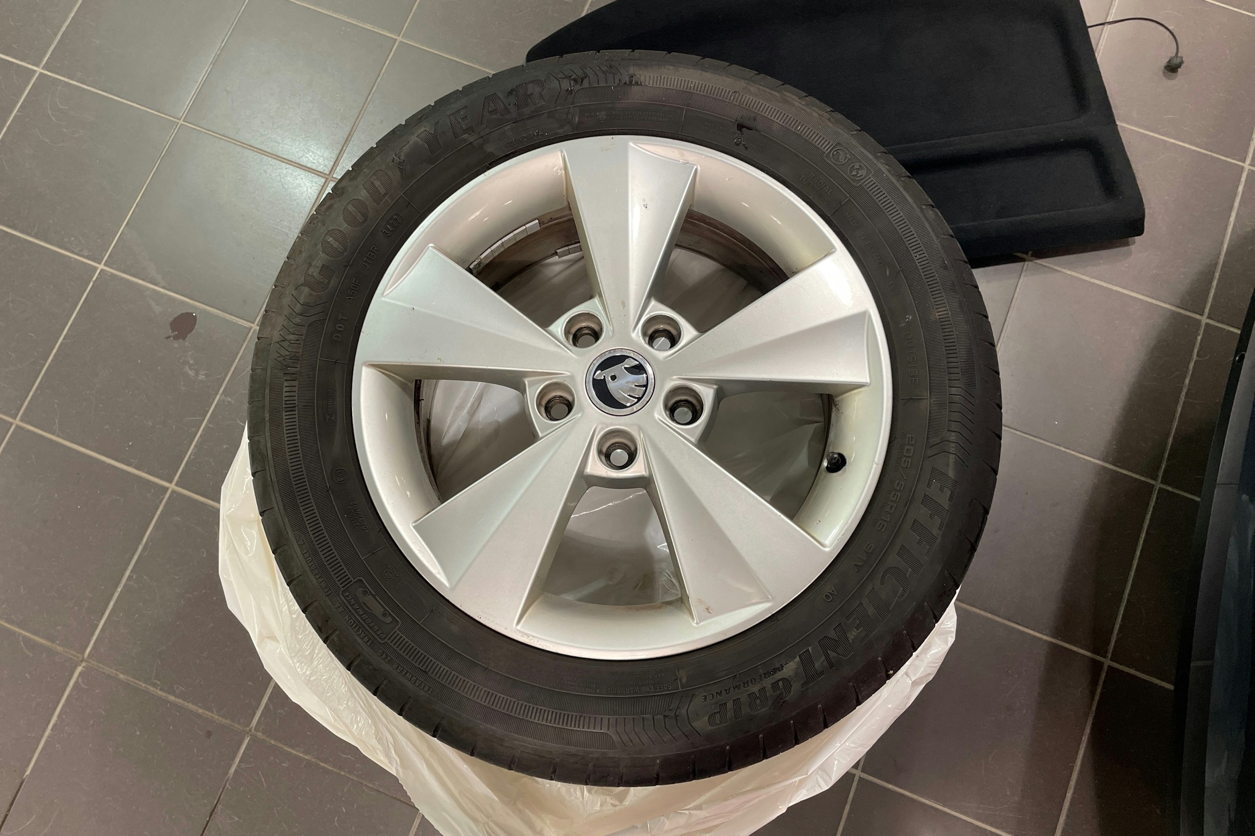 harmaa Skoda Octavia 2015 kuva 10.