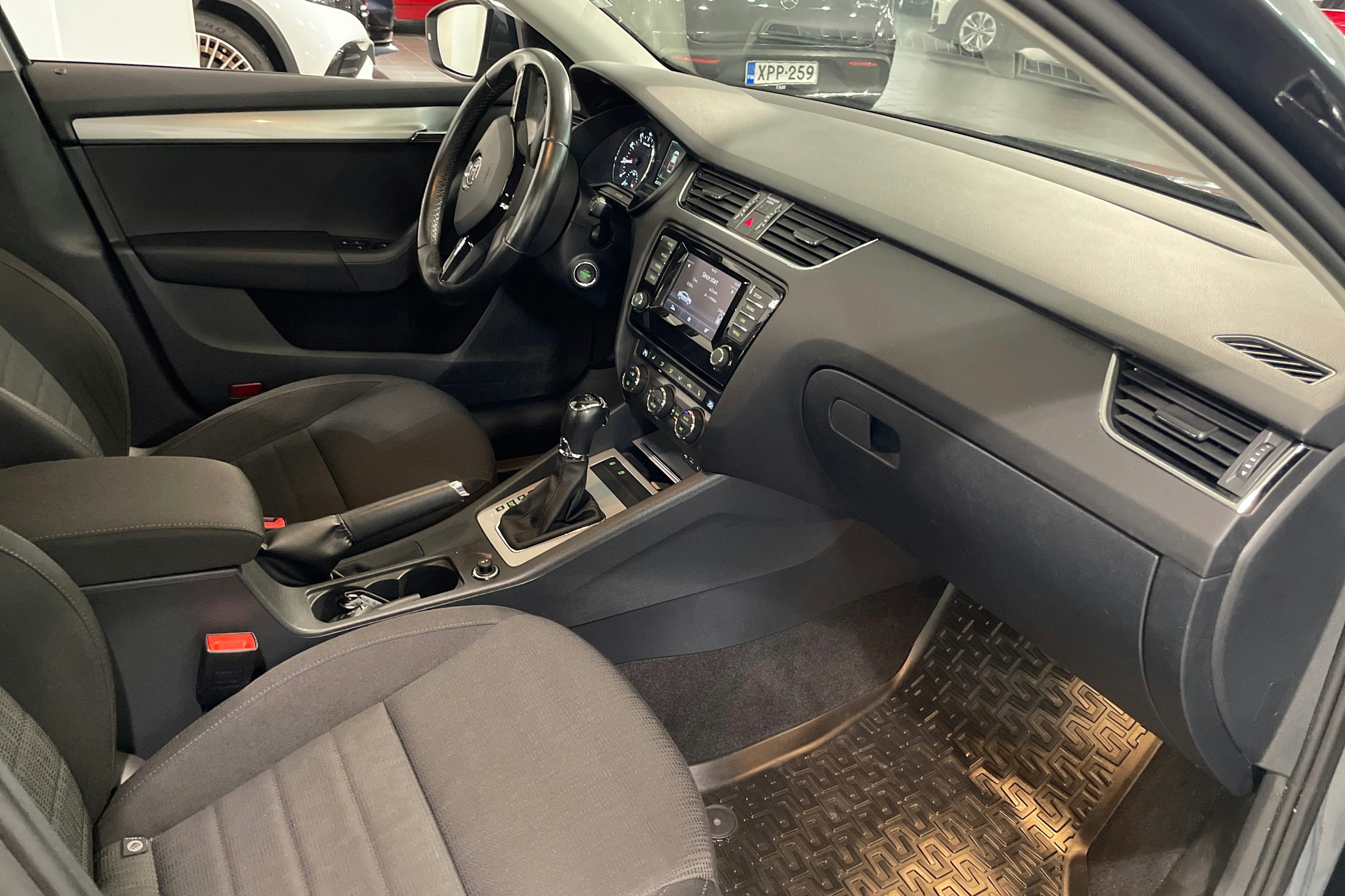 harmaa Skoda Octavia 2015 kuva 14.