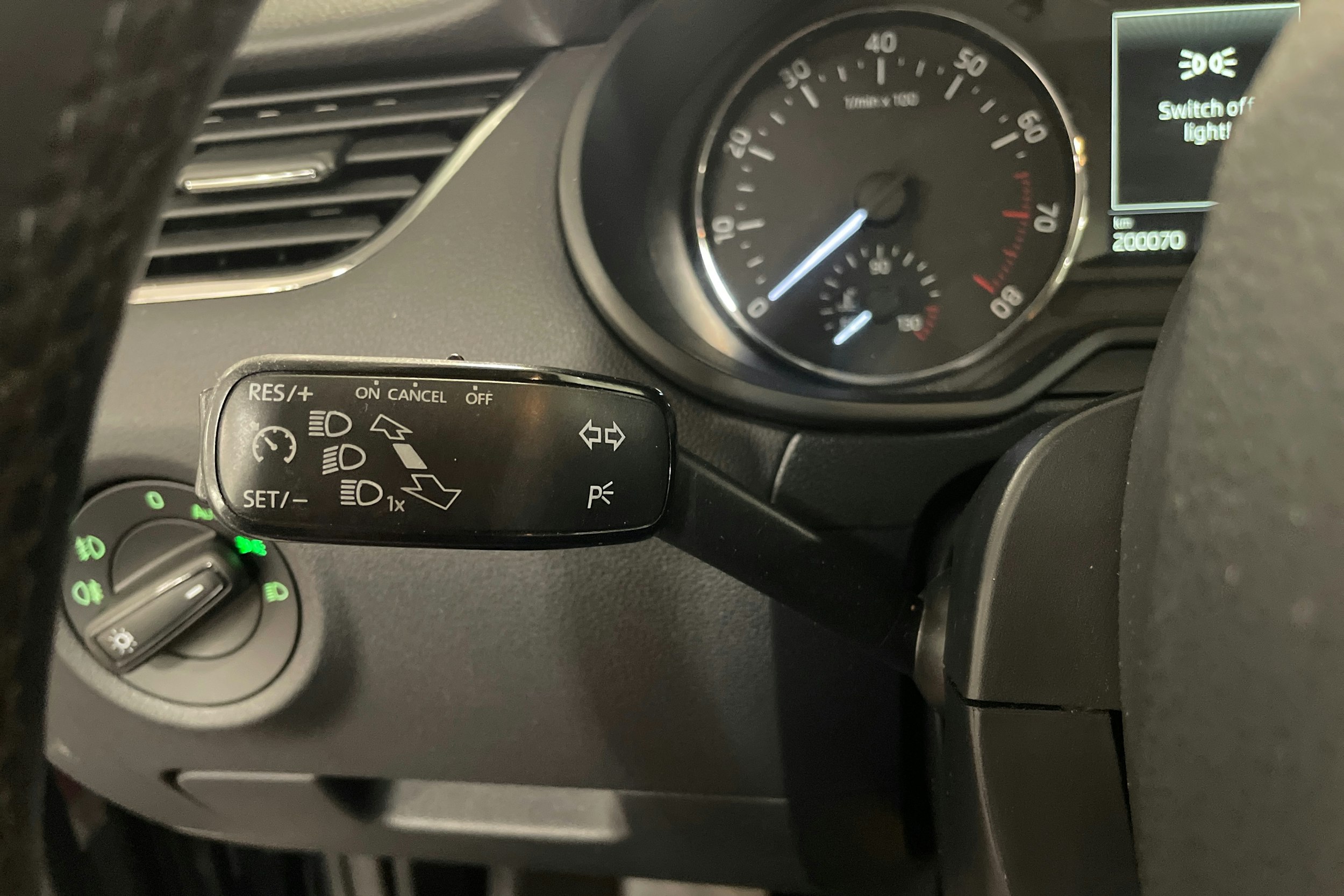 harmaa Skoda Octavia 2015 kuva 16.