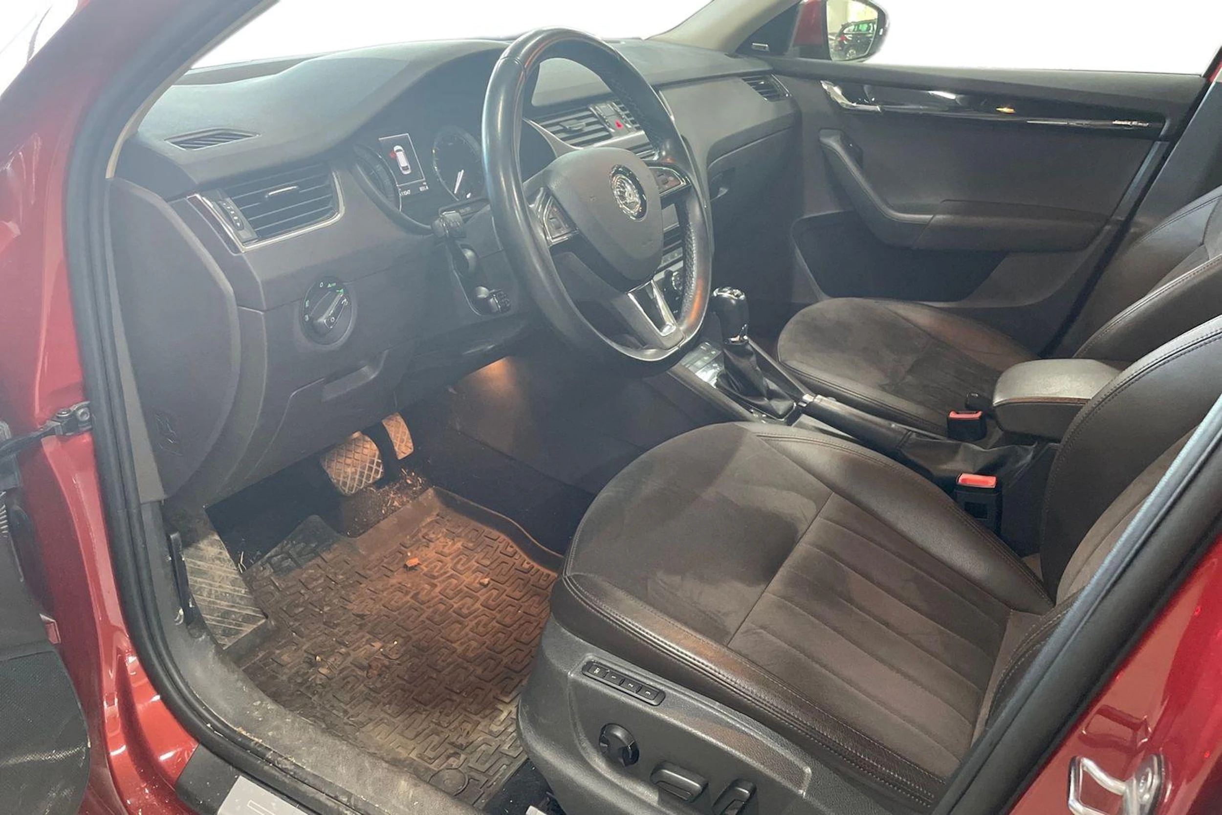 punainen Skoda Octavia 2015 kuva 3.
