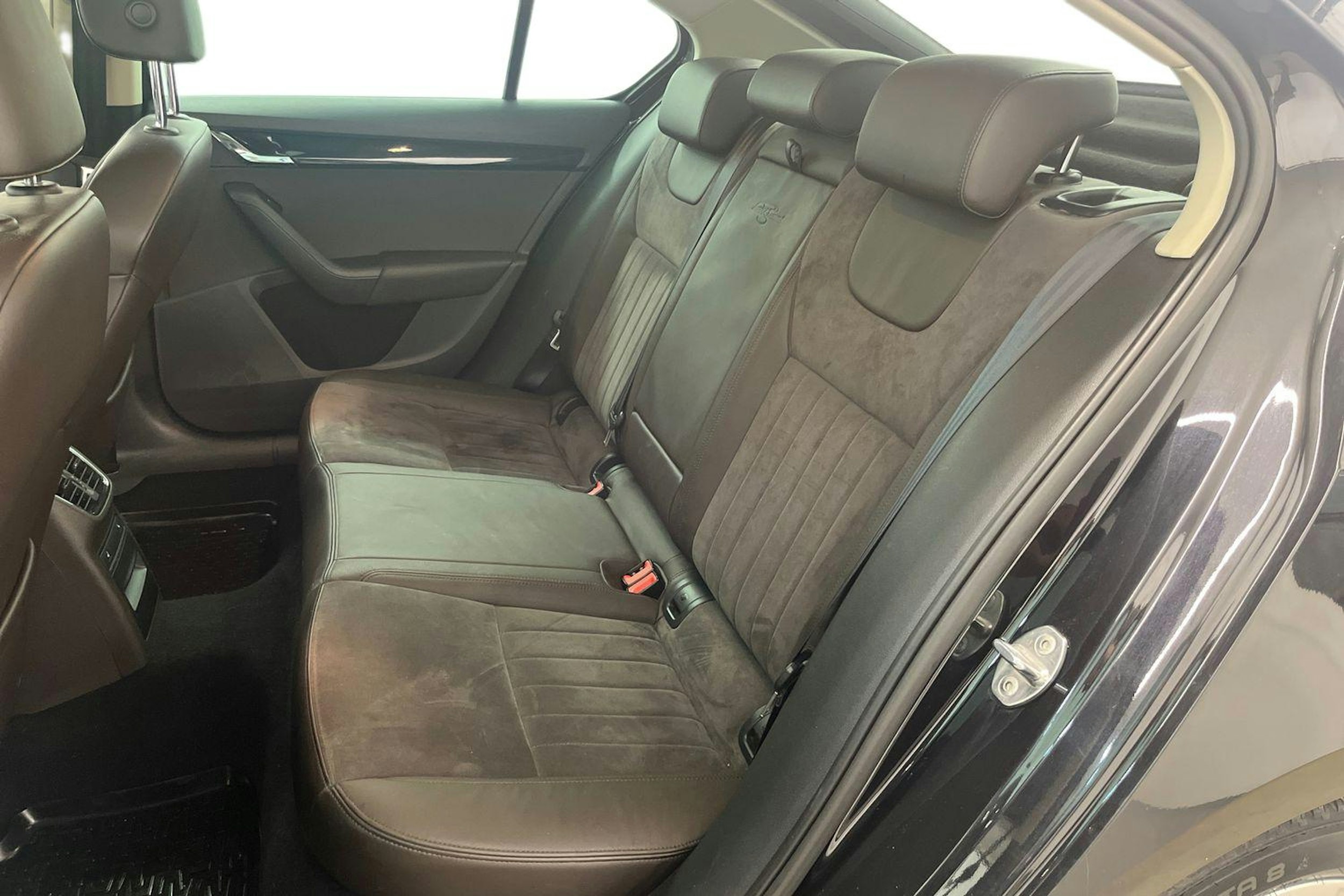 Musta Skoda OCTAVIA 2015 kuva 8.