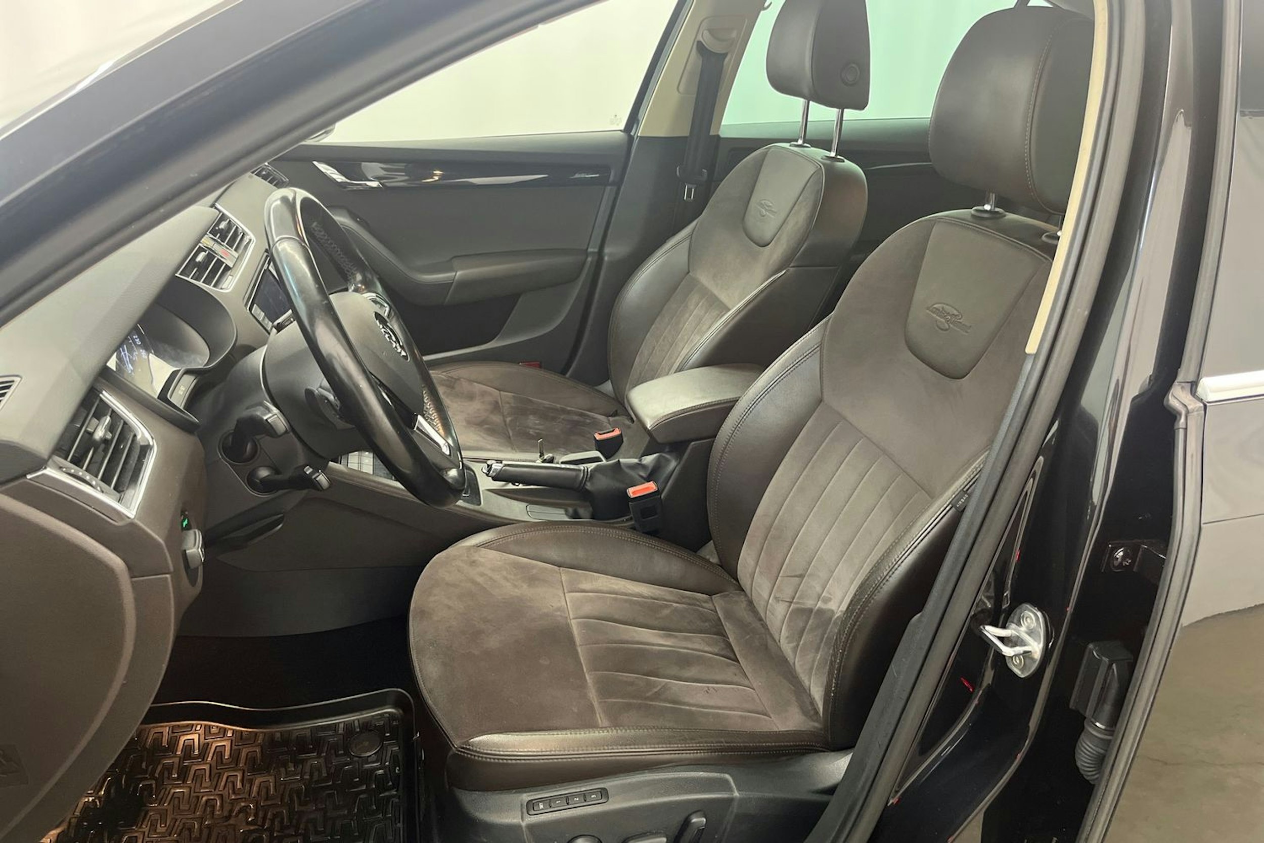 Musta Skoda OCTAVIA 2015 kuva 12.