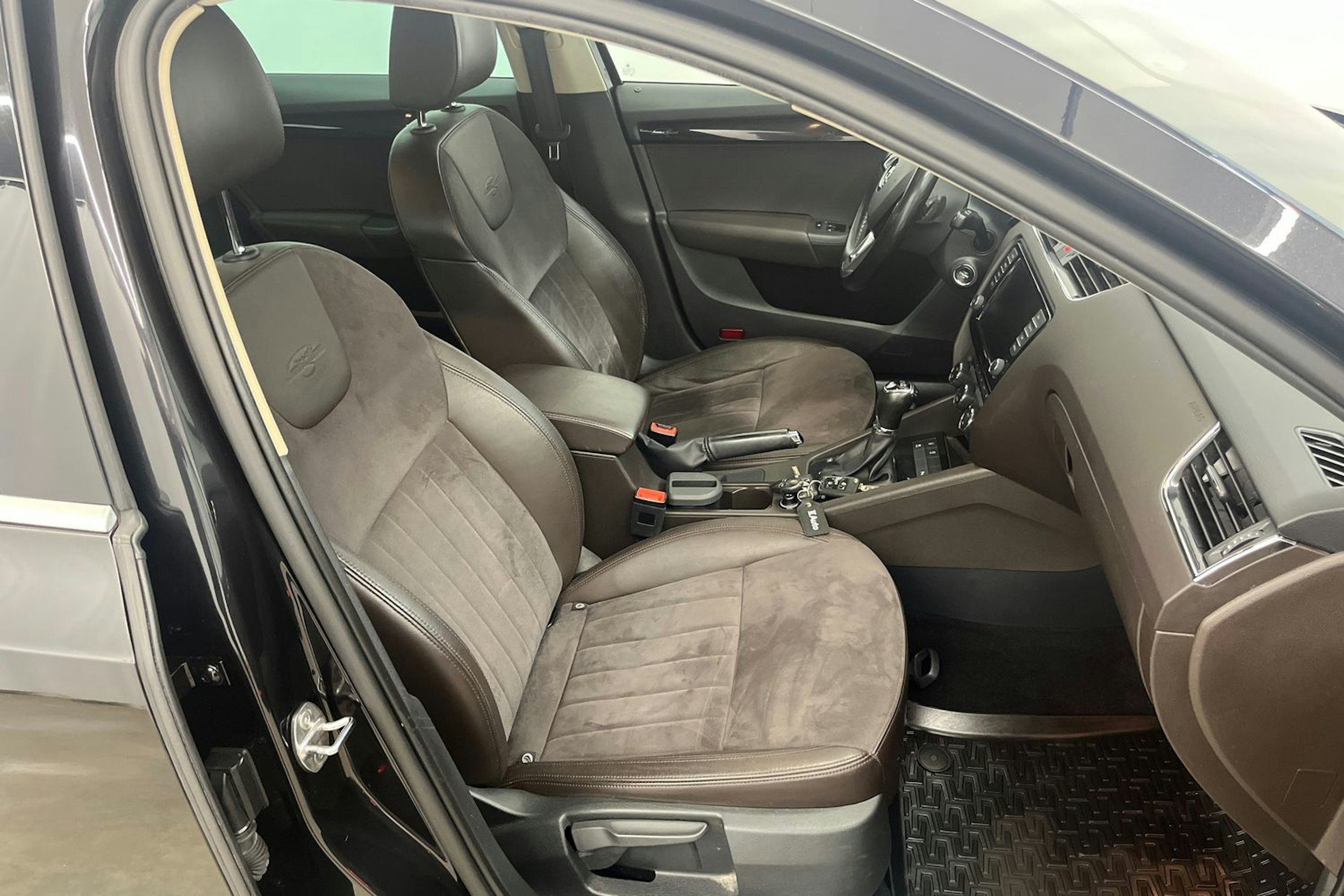 Musta Skoda OCTAVIA 2015 kuva 26.