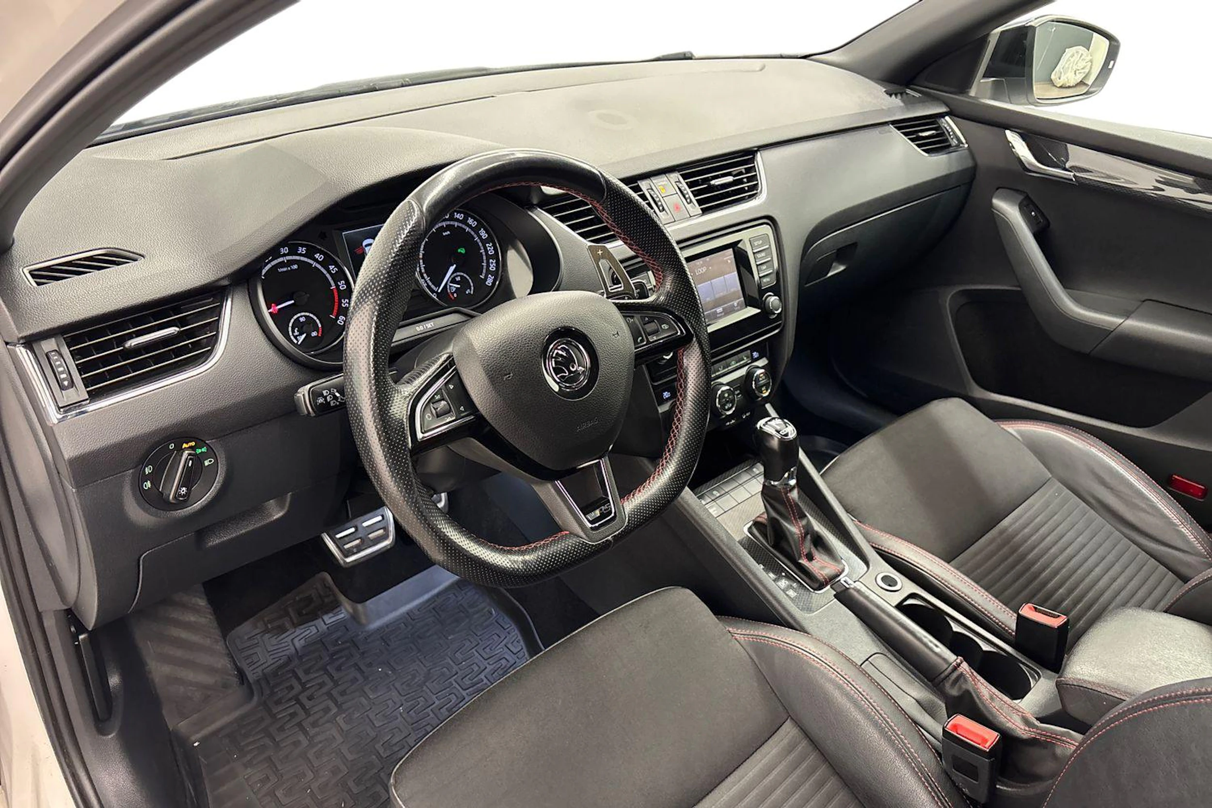 valkoinen Skoda Octavia 2015 kuva 6.