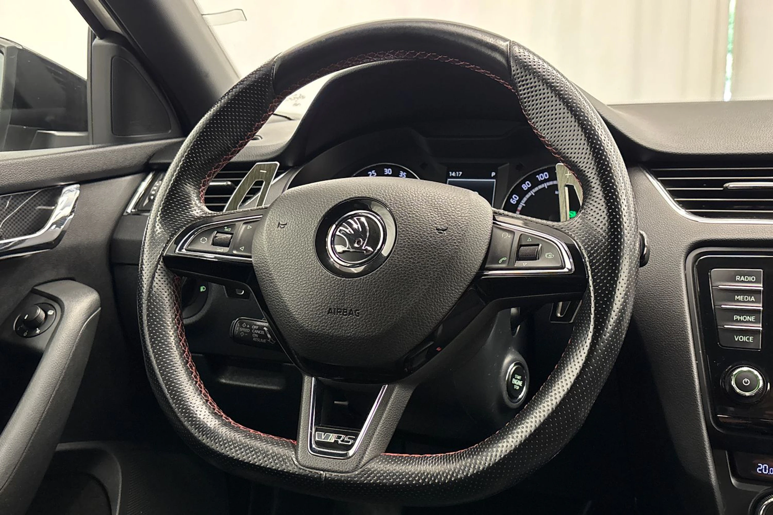 valkoinen Skoda Octavia 2015 kuva 12.