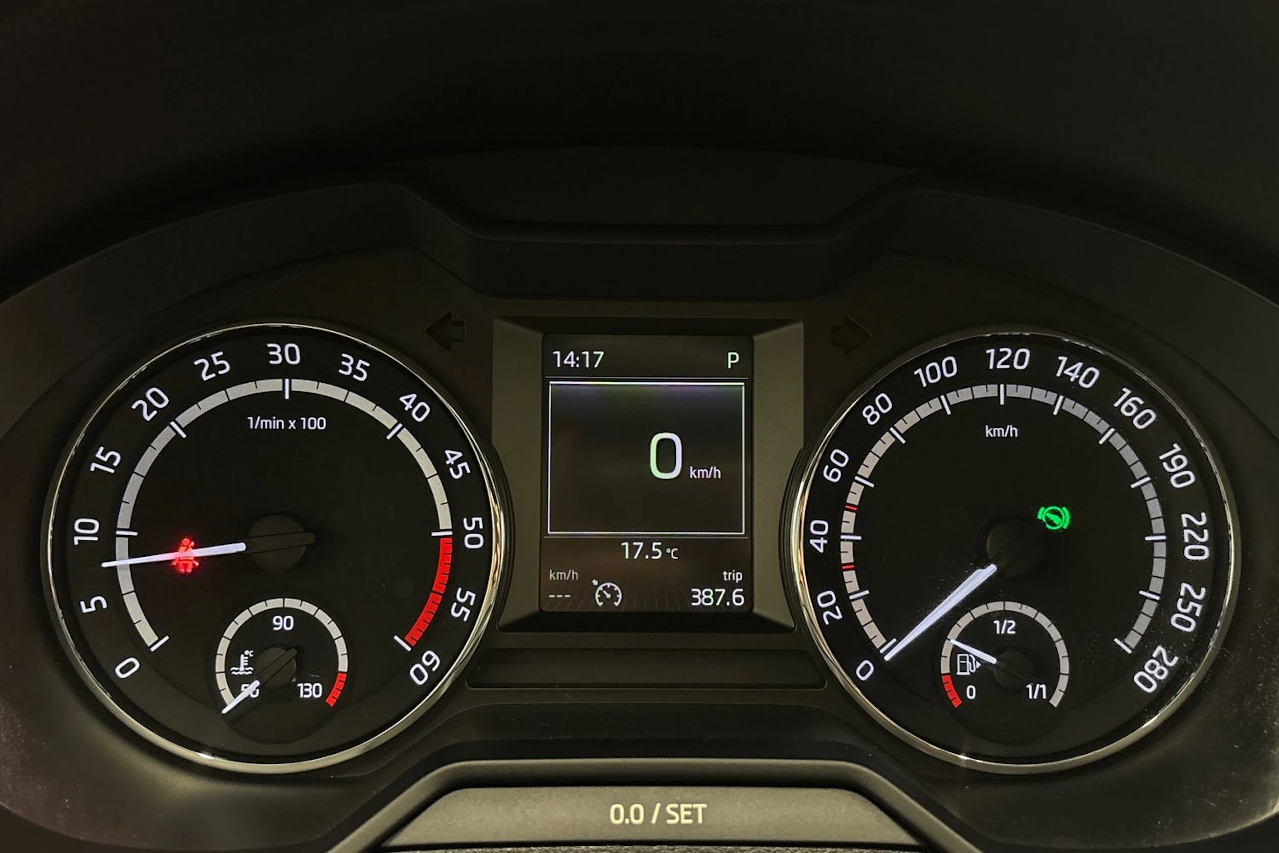 valkoinen Skoda Octavia 2015 kuva 16.