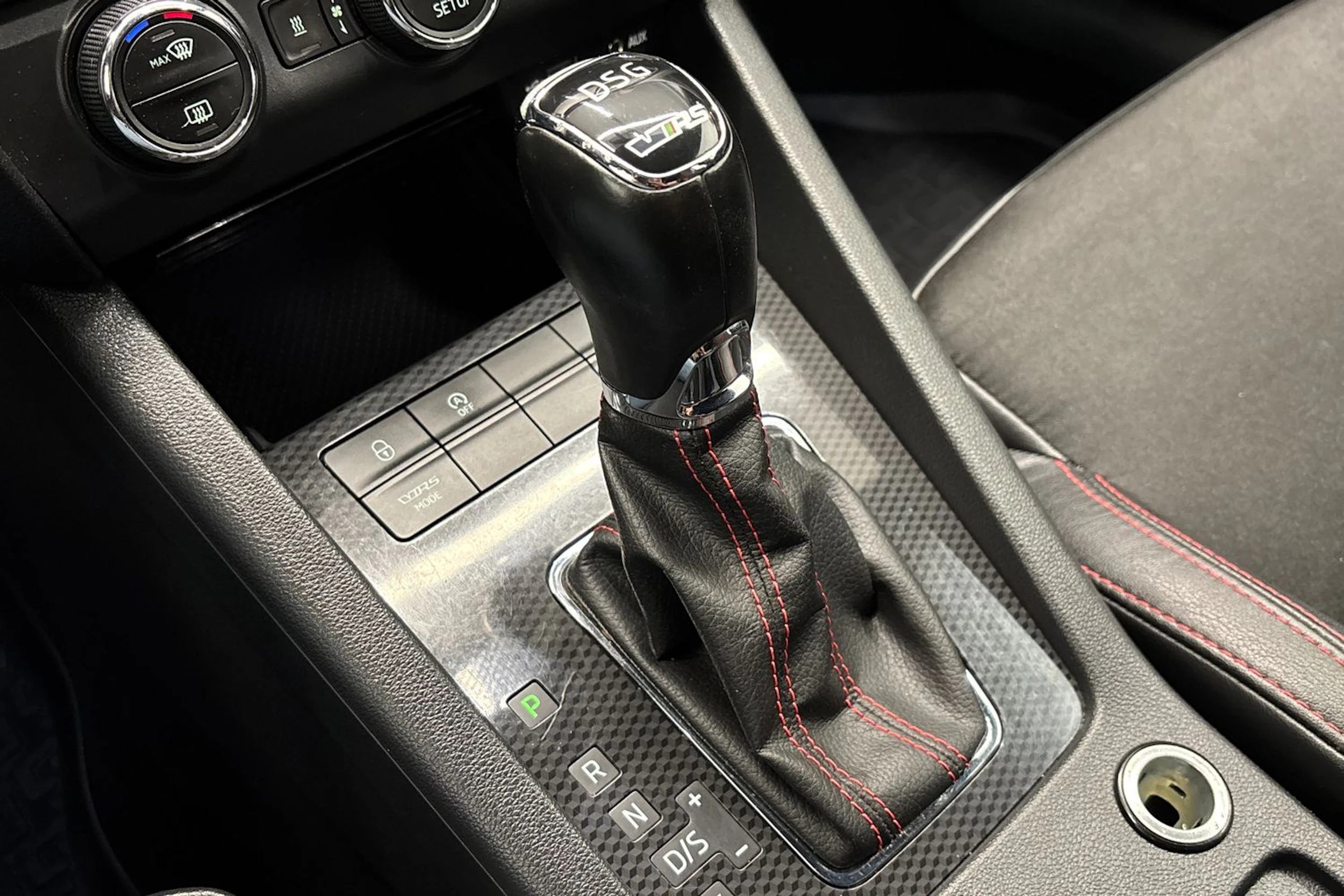 valkoinen Skoda Octavia 2015 kuva 20.