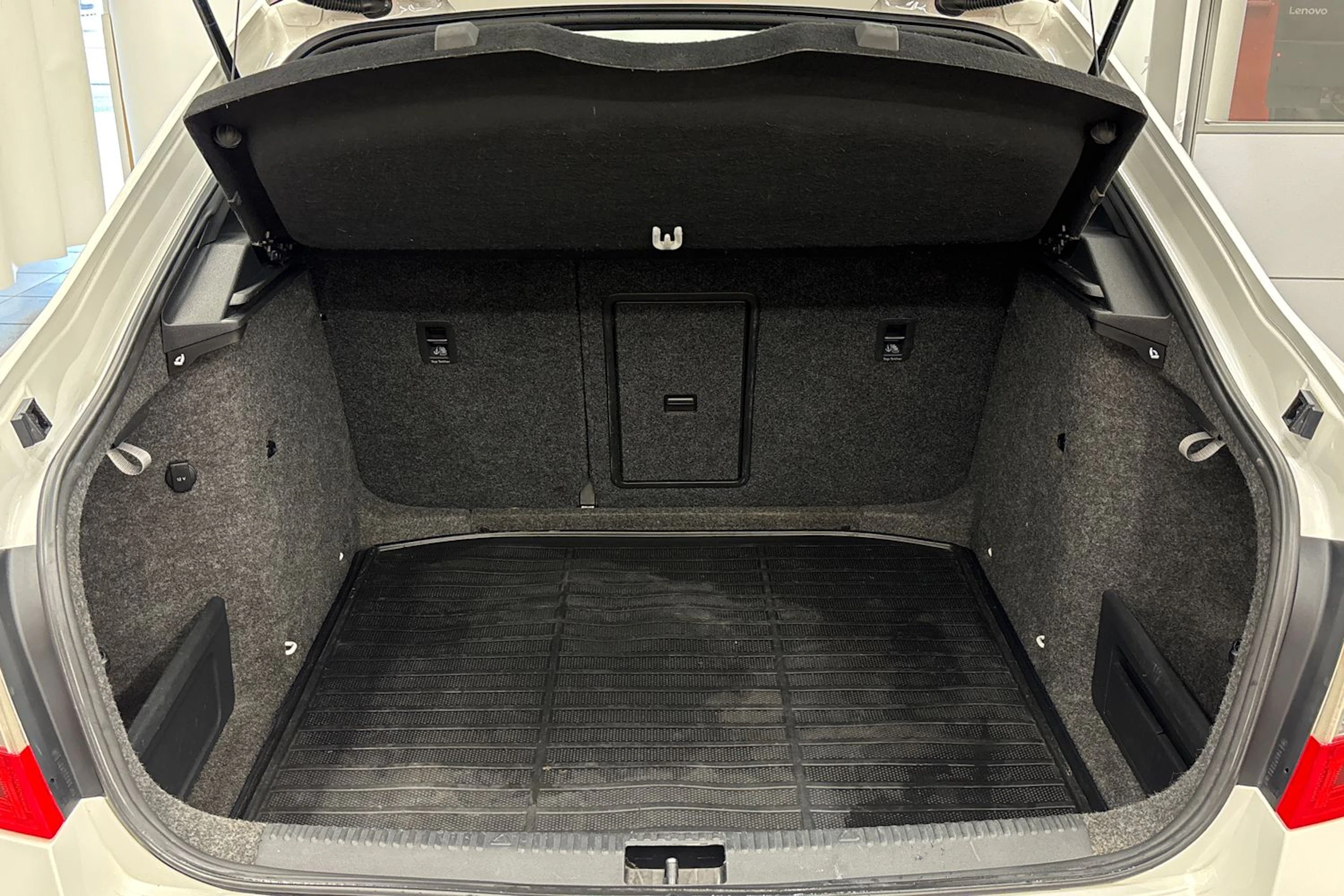 valkoinen Skoda Octavia 2015 kuva 21.
