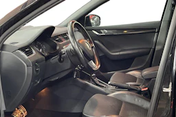Musta Skoda OCTAVIA 2015 kuva 3.