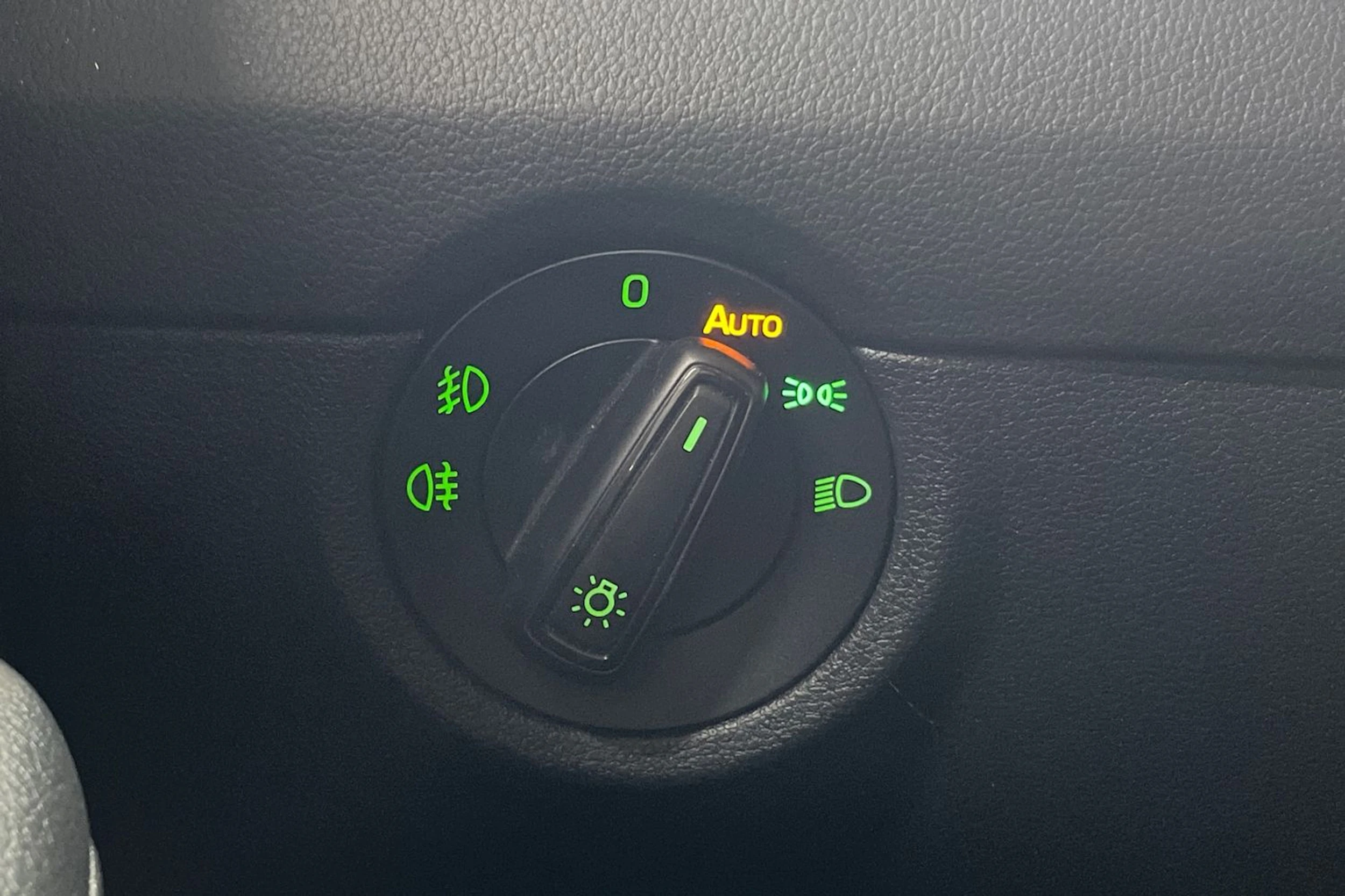 Musta Skoda OCTAVIA 2015 kuva 14.