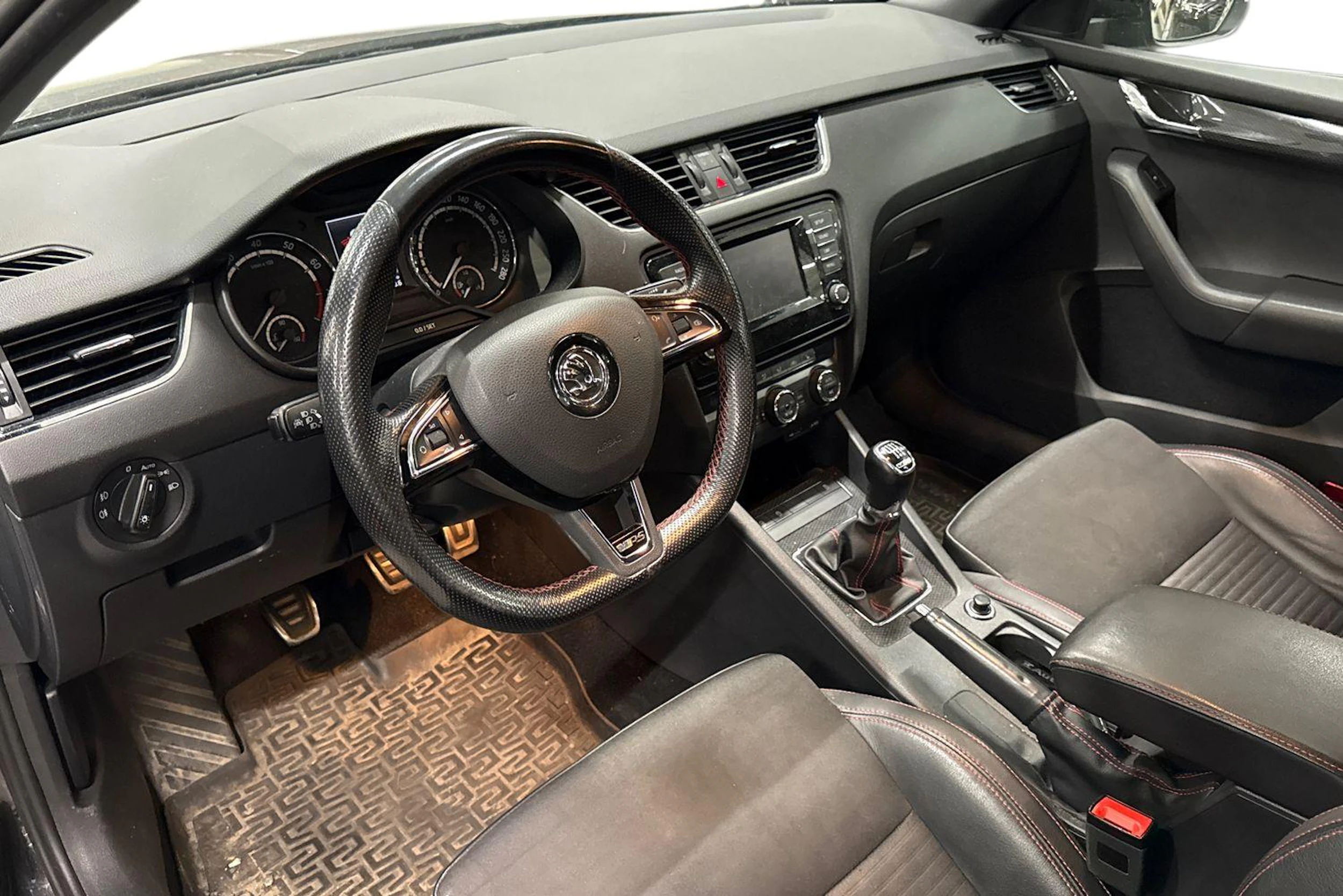 musta Skoda Octavia 2015 kuva 3.