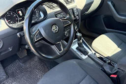 valkoinen Skoda Octavia 2015 kuva 3.