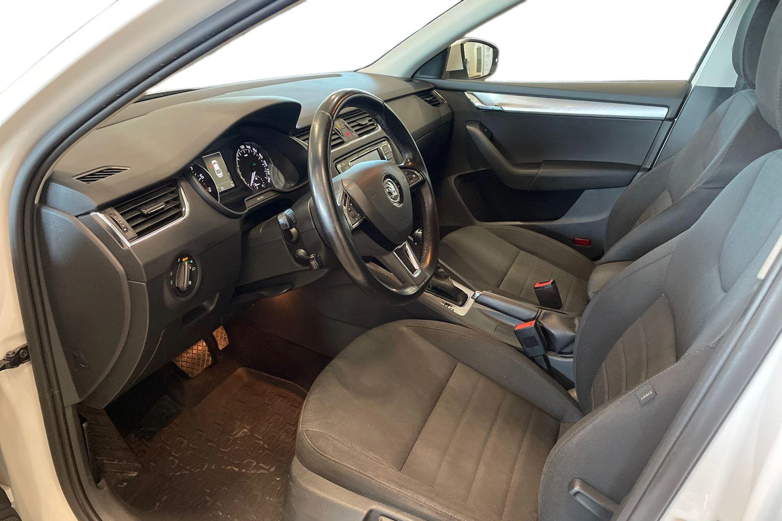 valkoinen Skoda Octavia 2015 kuva 6.
