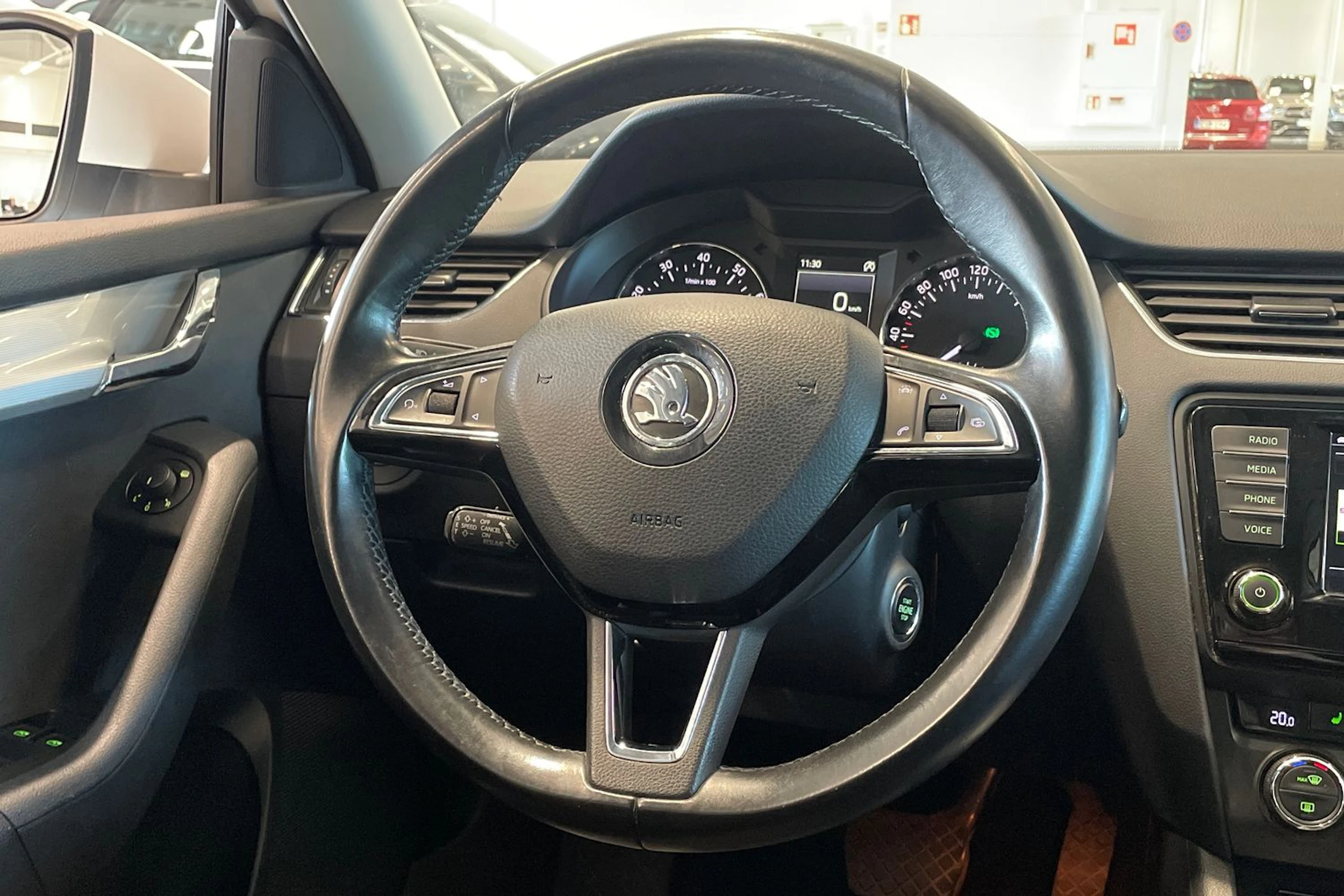 valkoinen Skoda Octavia 2015 kuva 12.