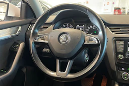 valkoinen Skoda Octavia 2015 kuva 12.