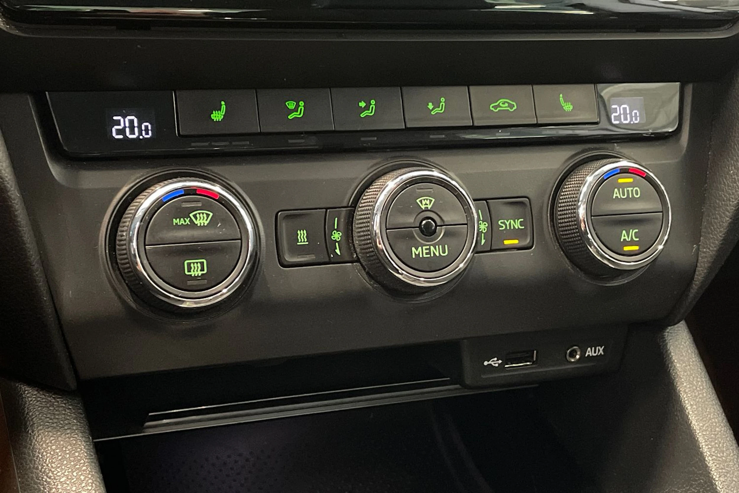 valkoinen Skoda Octavia 2015 kuva 23.