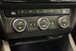 valkoinen Skoda Octavia 2015 kuva 23.