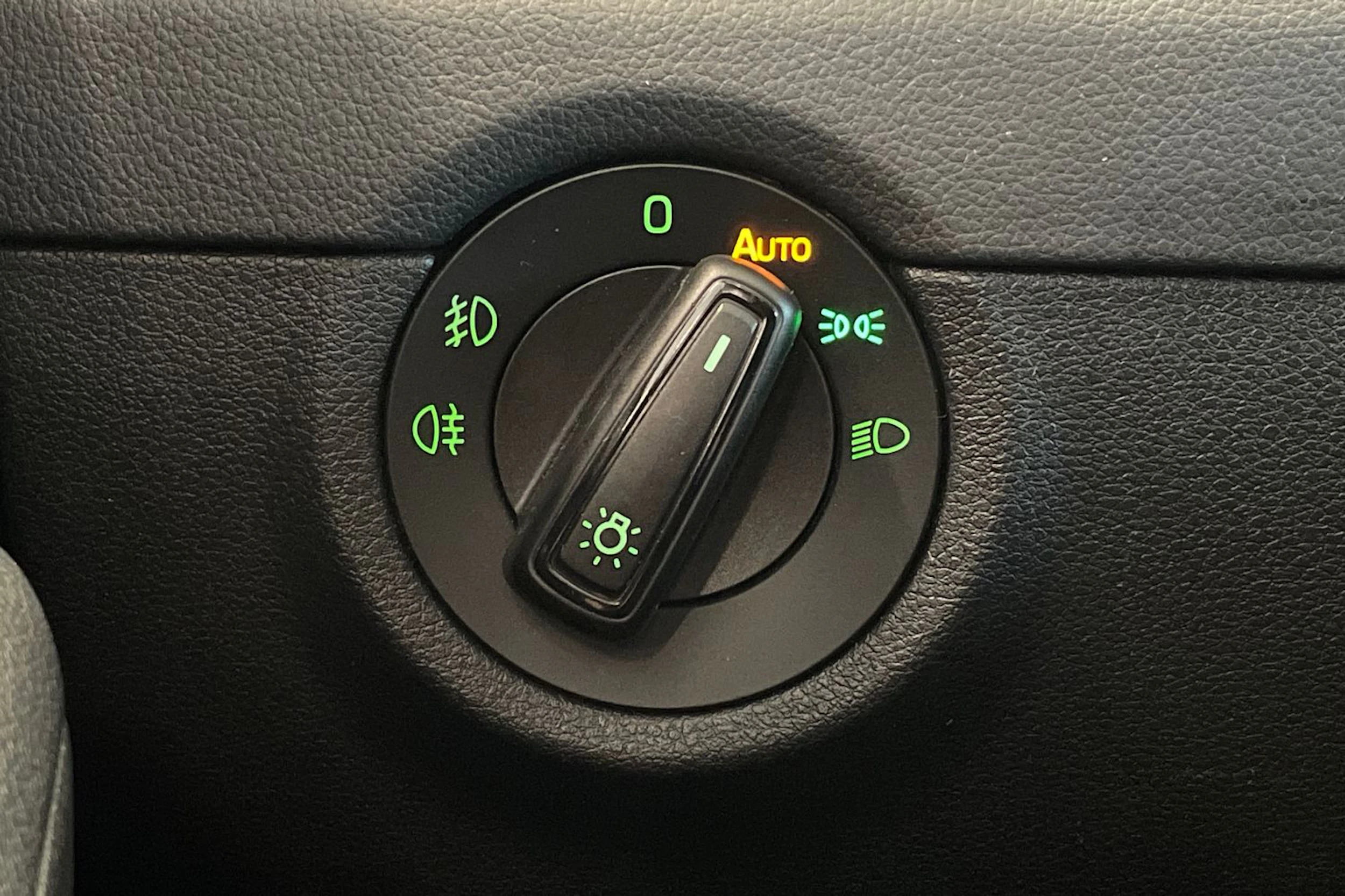 valkoinen Skoda Octavia 2015 kuva 26.
