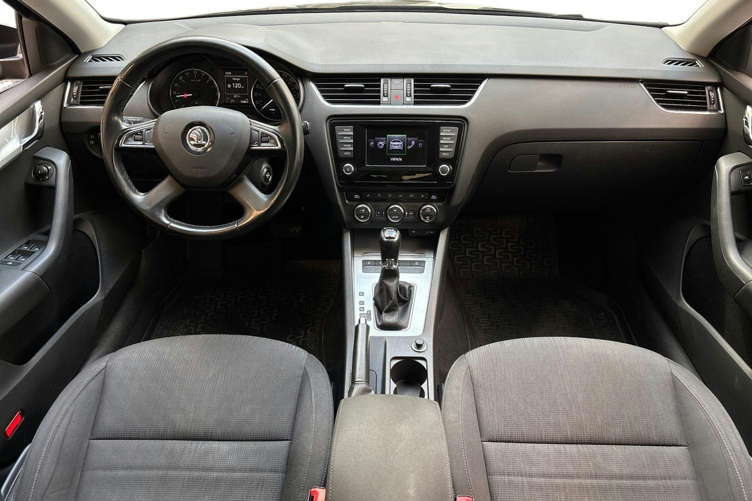 musta Skoda Octavia 2015 kuva 9.