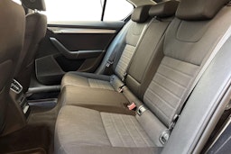 musta Skoda Octavia 2015 kuva 10.