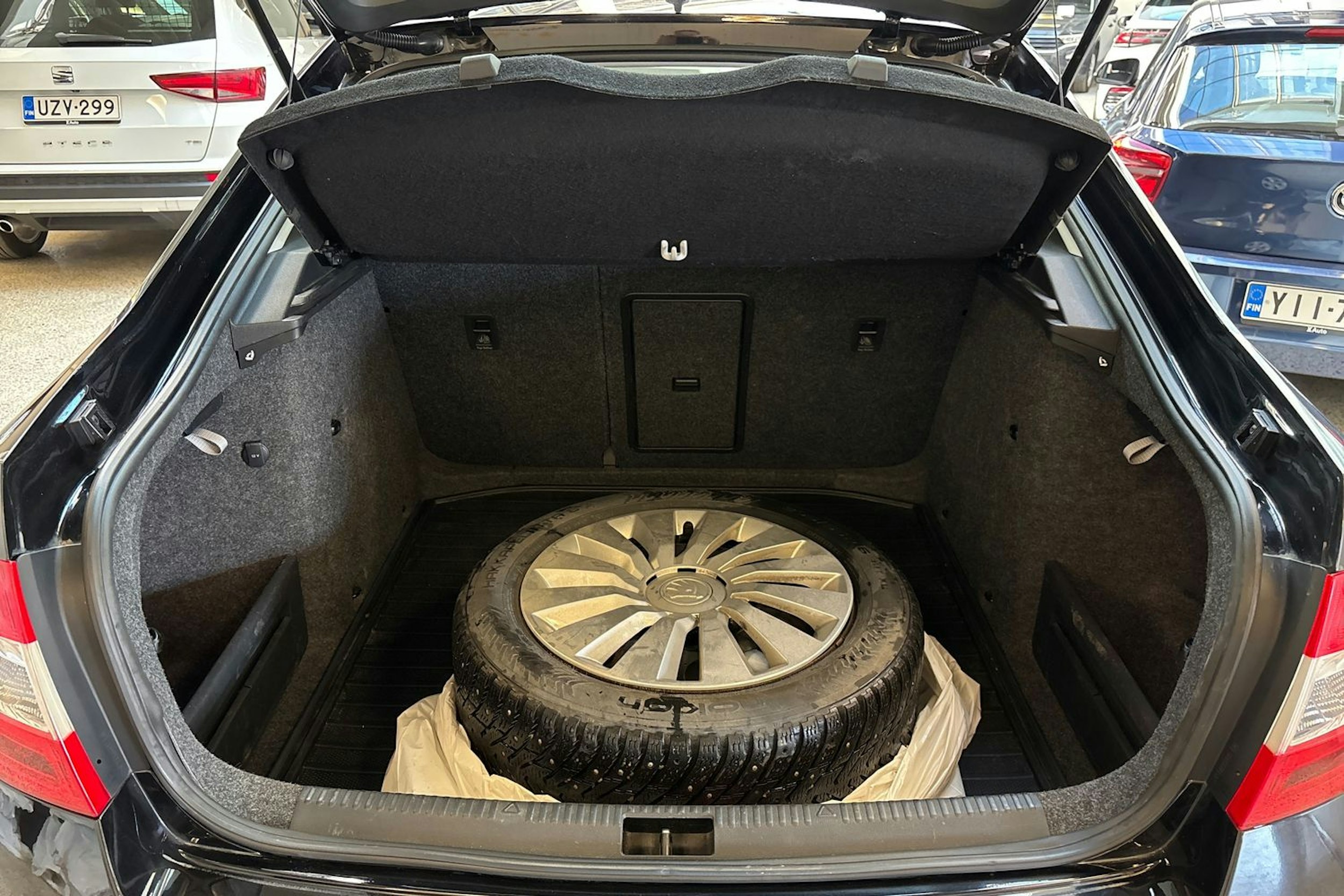 musta Skoda Octavia 2015 kuva 14.