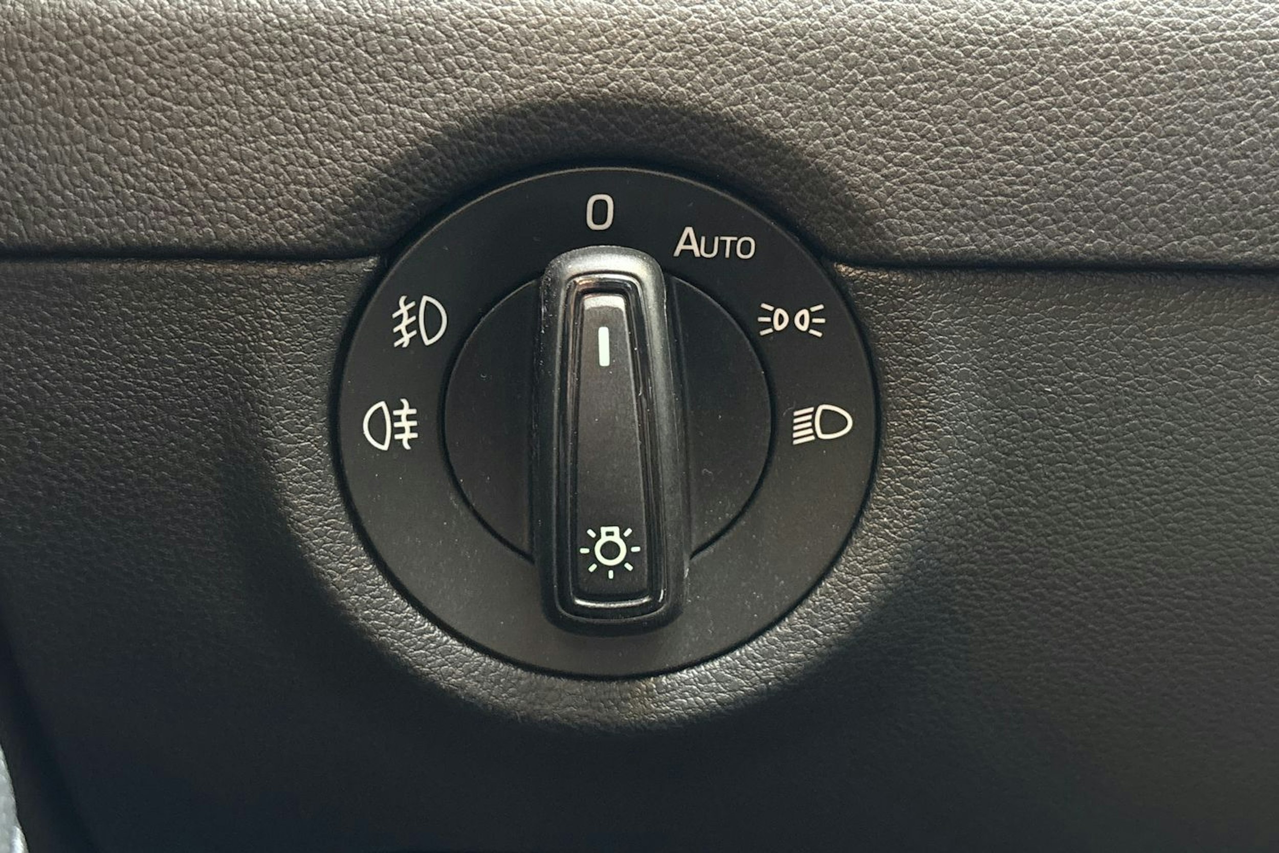 musta Skoda Octavia 2015 kuva 19.