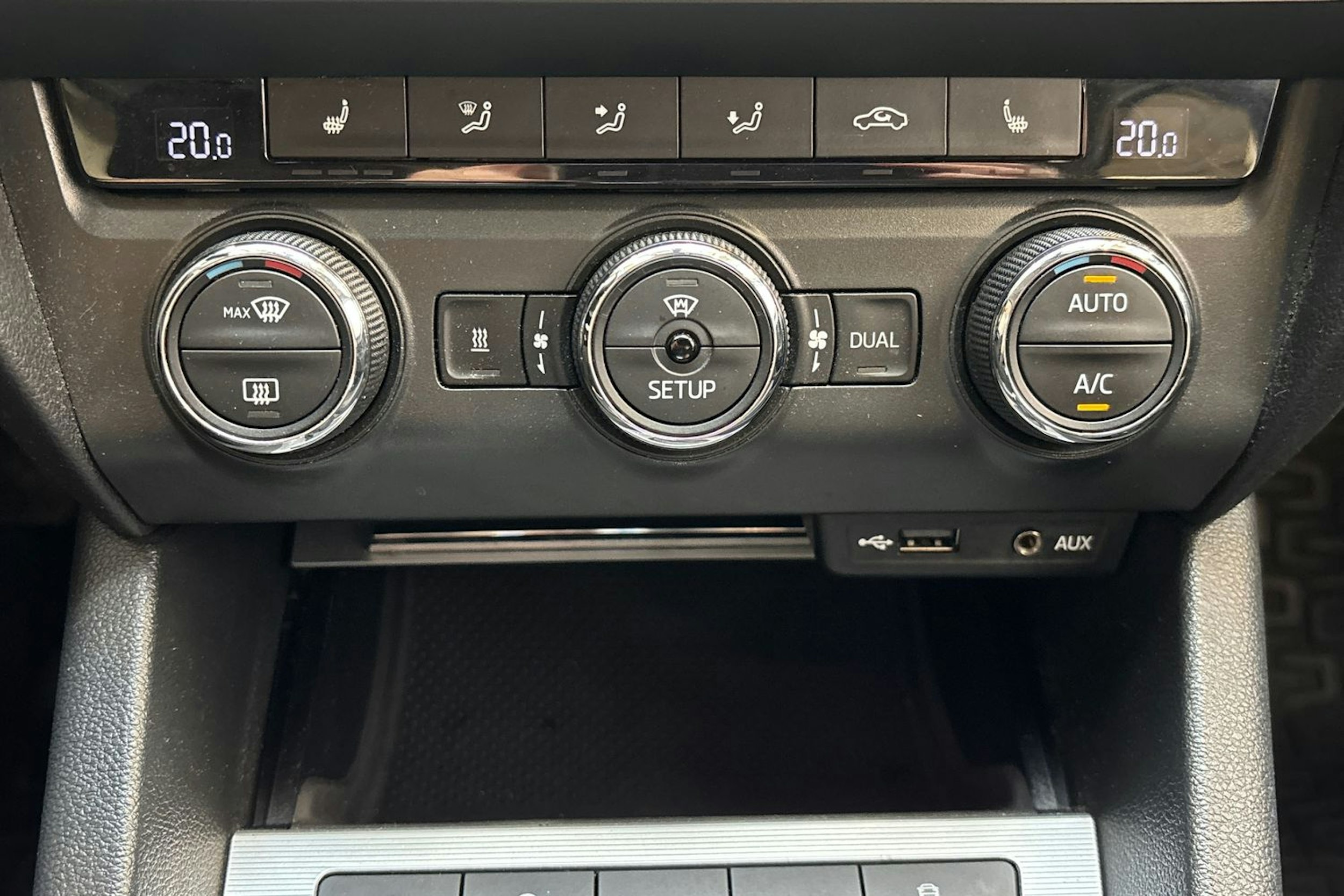 musta Skoda Octavia 2015 kuva 27.