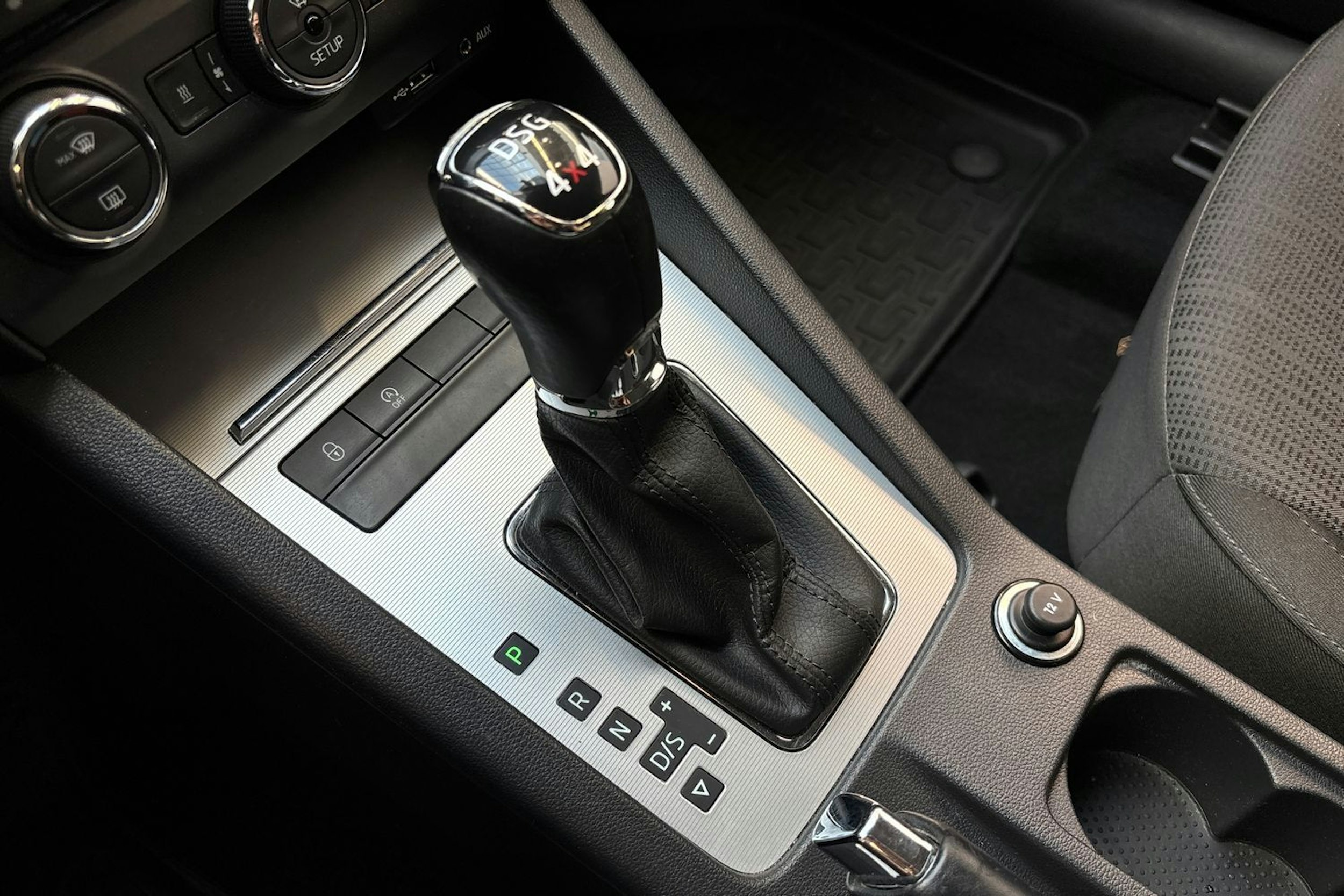 musta Skoda Octavia 2015 kuva 28.