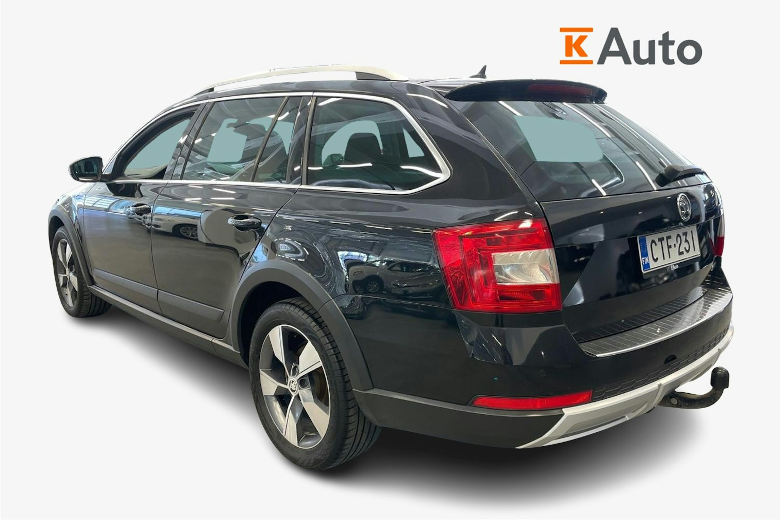 Musta Skoda OCTAVIA 2015 kuva 2.