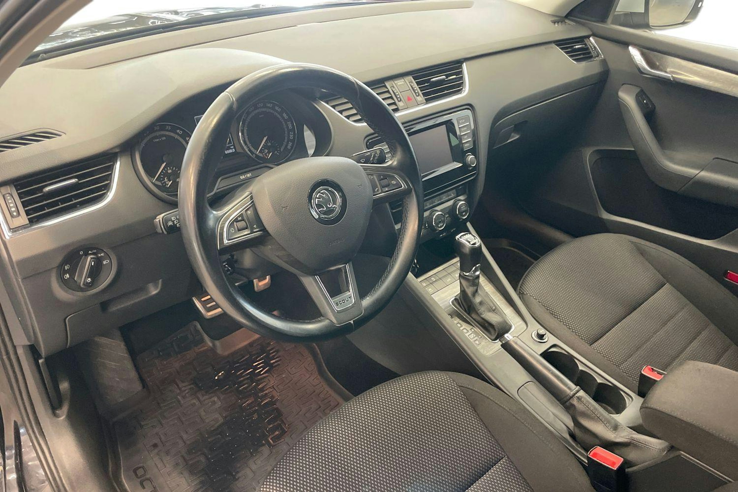 Musta Skoda OCTAVIA 2015 kuva 7.