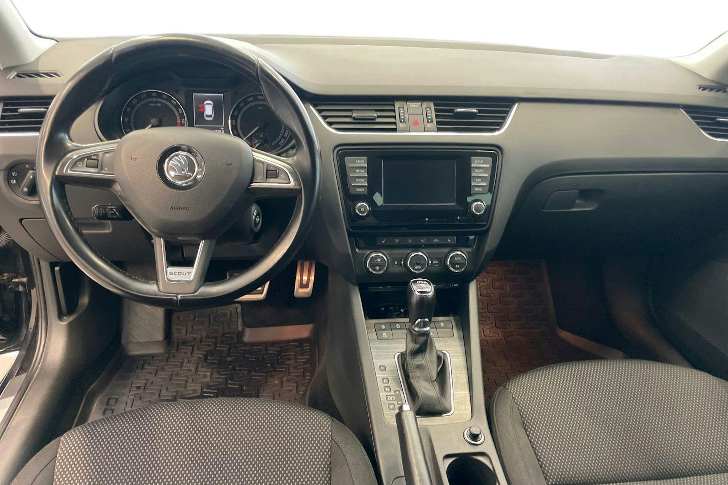 Musta Skoda OCTAVIA 2015 kuva 9.