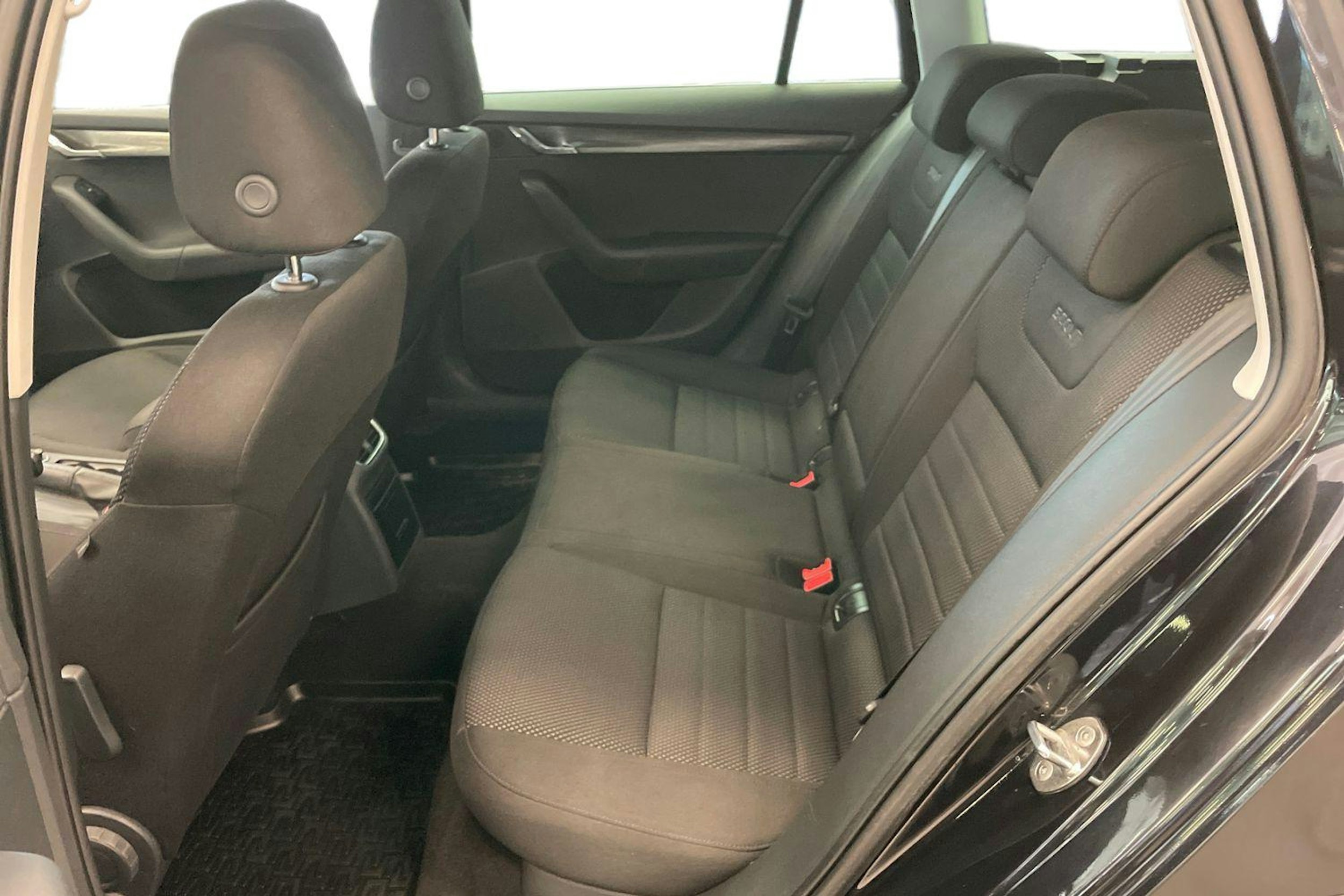 Musta Skoda OCTAVIA 2015 kuva 10.