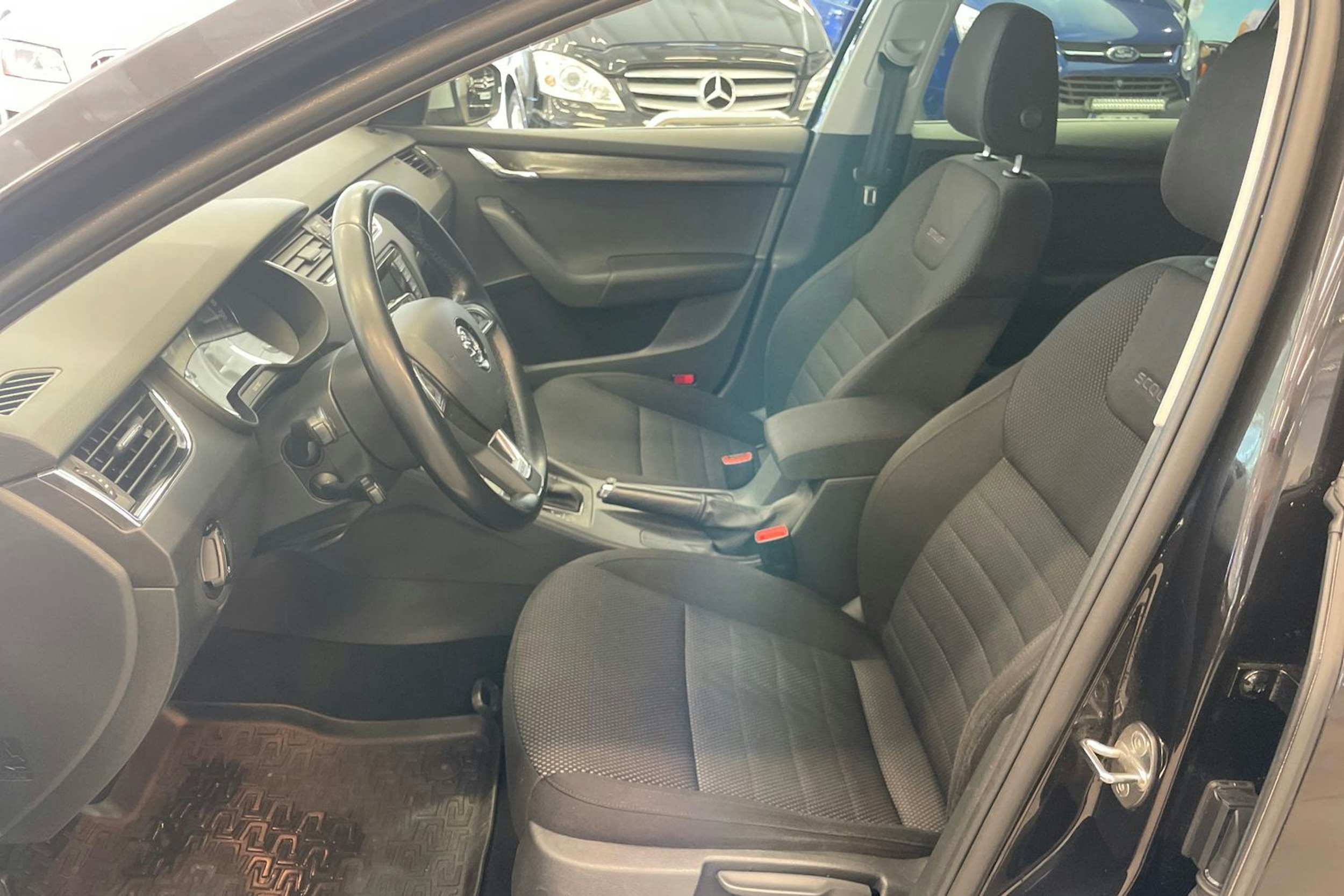 Musta Skoda OCTAVIA 2015 kuva 17.