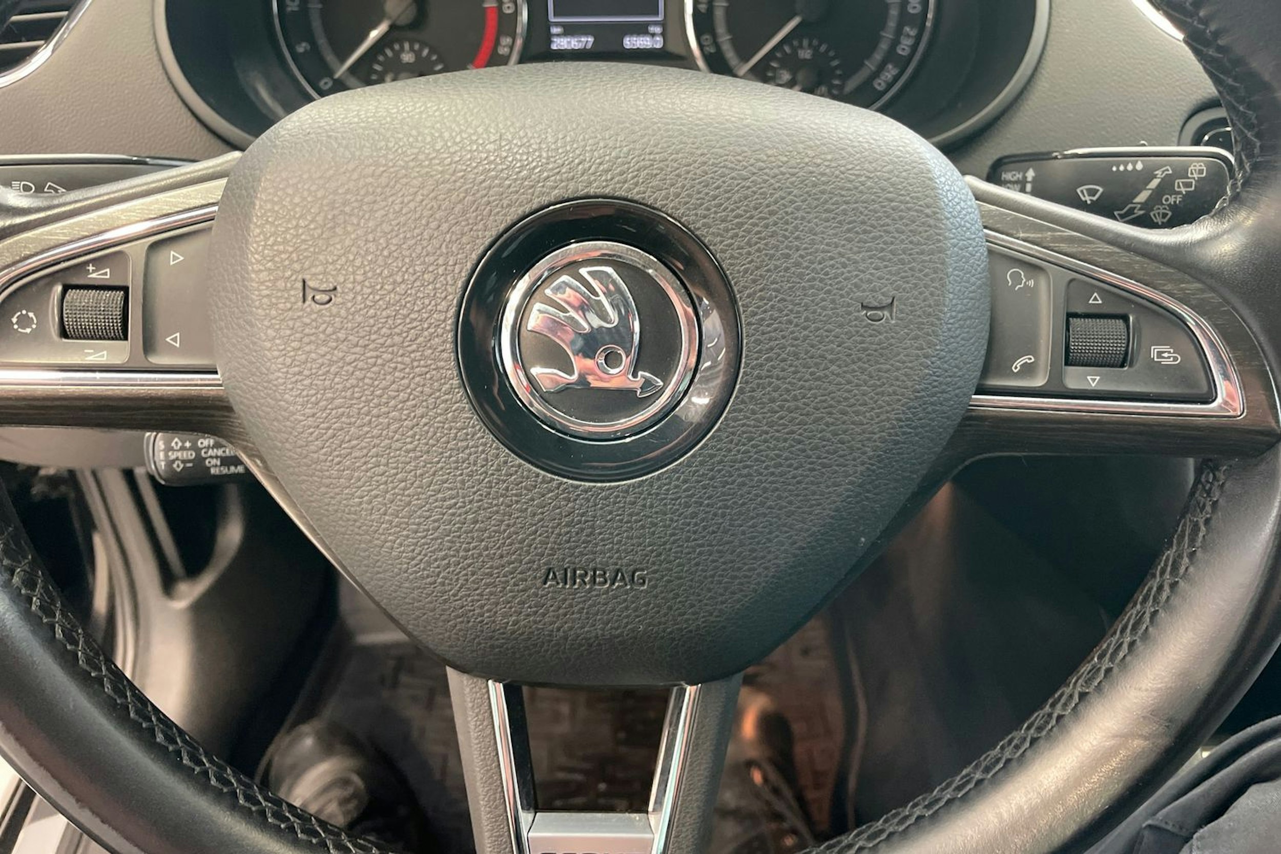 Musta Skoda OCTAVIA 2015 kuva 24.