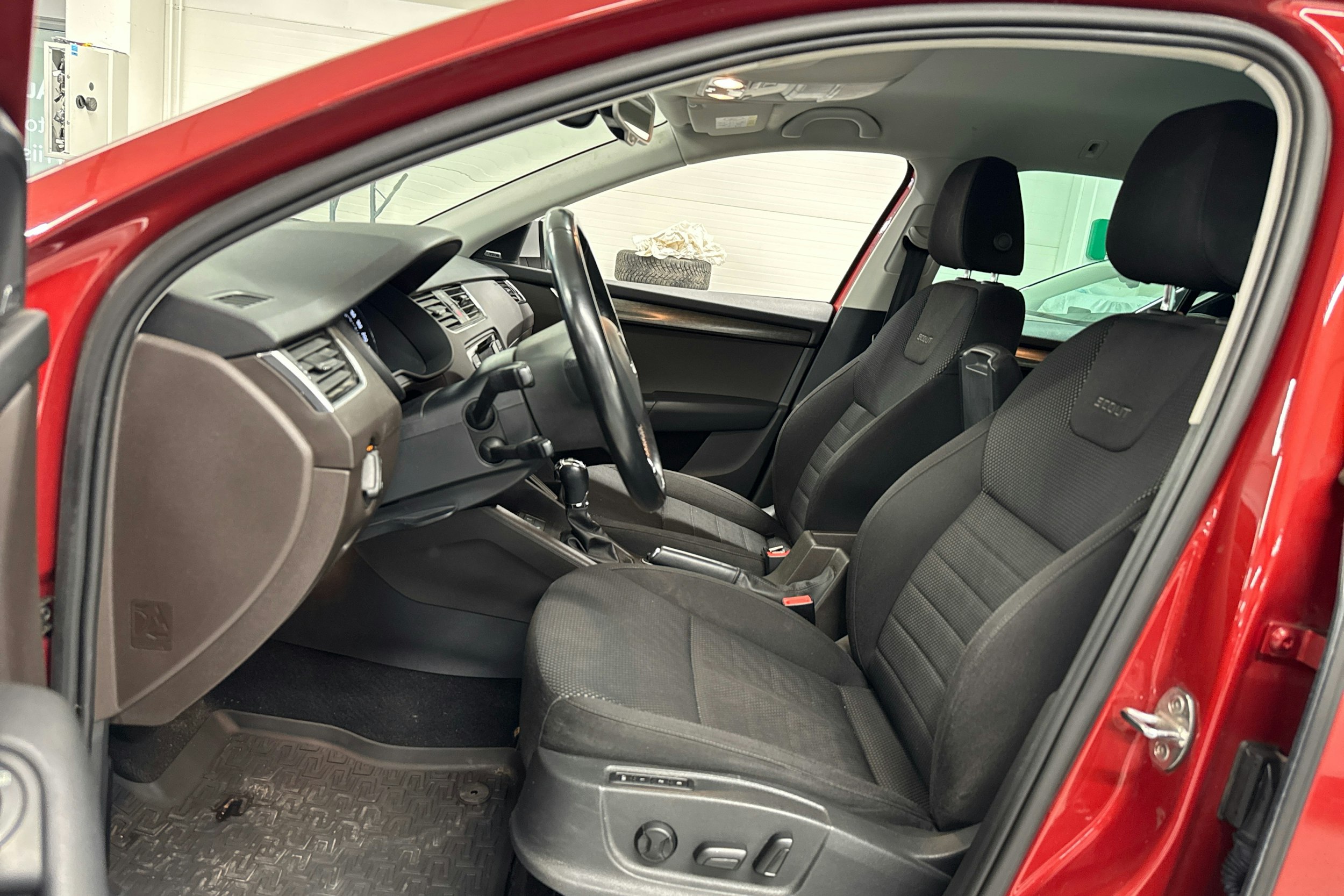 punainen Skoda Octavia 2015 kuva 6.