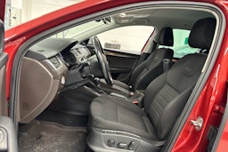 punainen Skoda Octavia 2015 kuva 6.