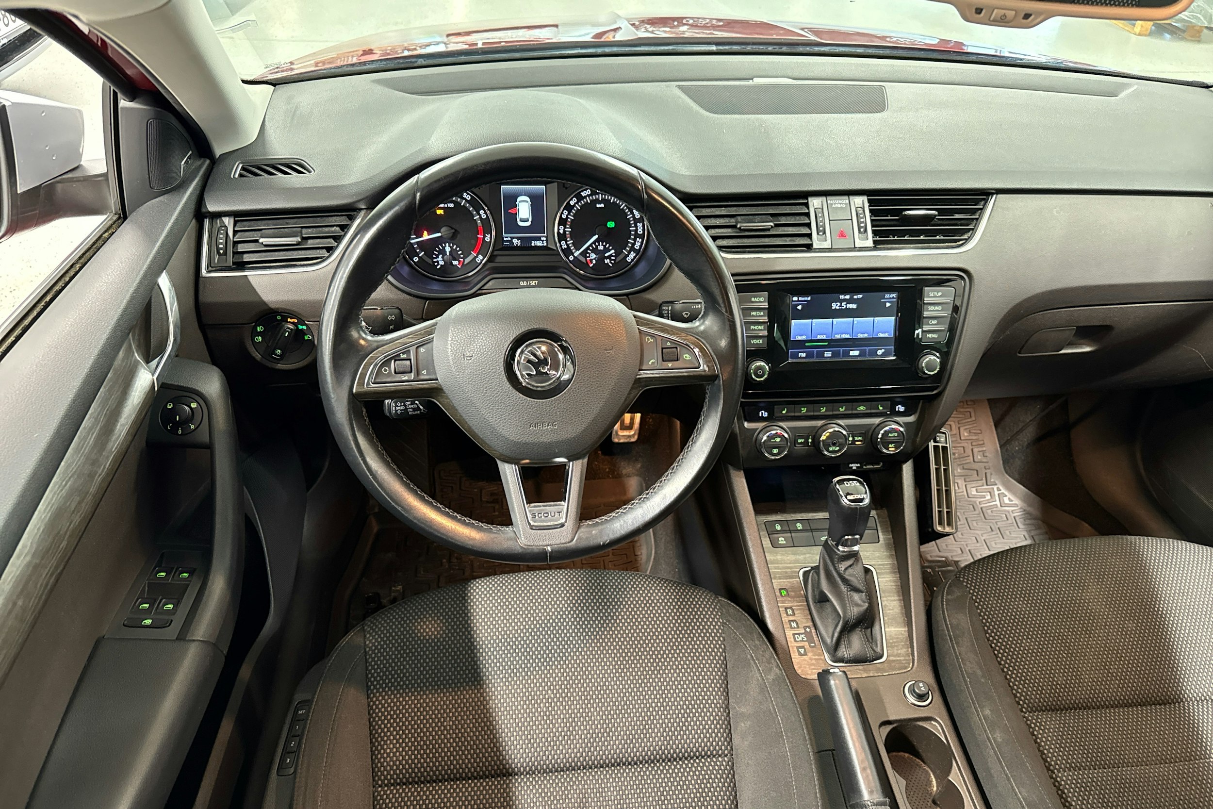 punainen Skoda Octavia 2015 kuva 7.