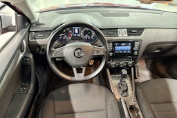 punainen Skoda Octavia 2015 kuva 7.