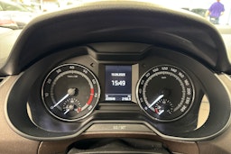 punainen Skoda Octavia 2015 kuva 12.