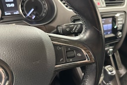 punainen Skoda Octavia 2015 kuva 14.