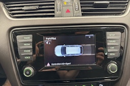 punainen Skoda Octavia 2015 kuva 16.