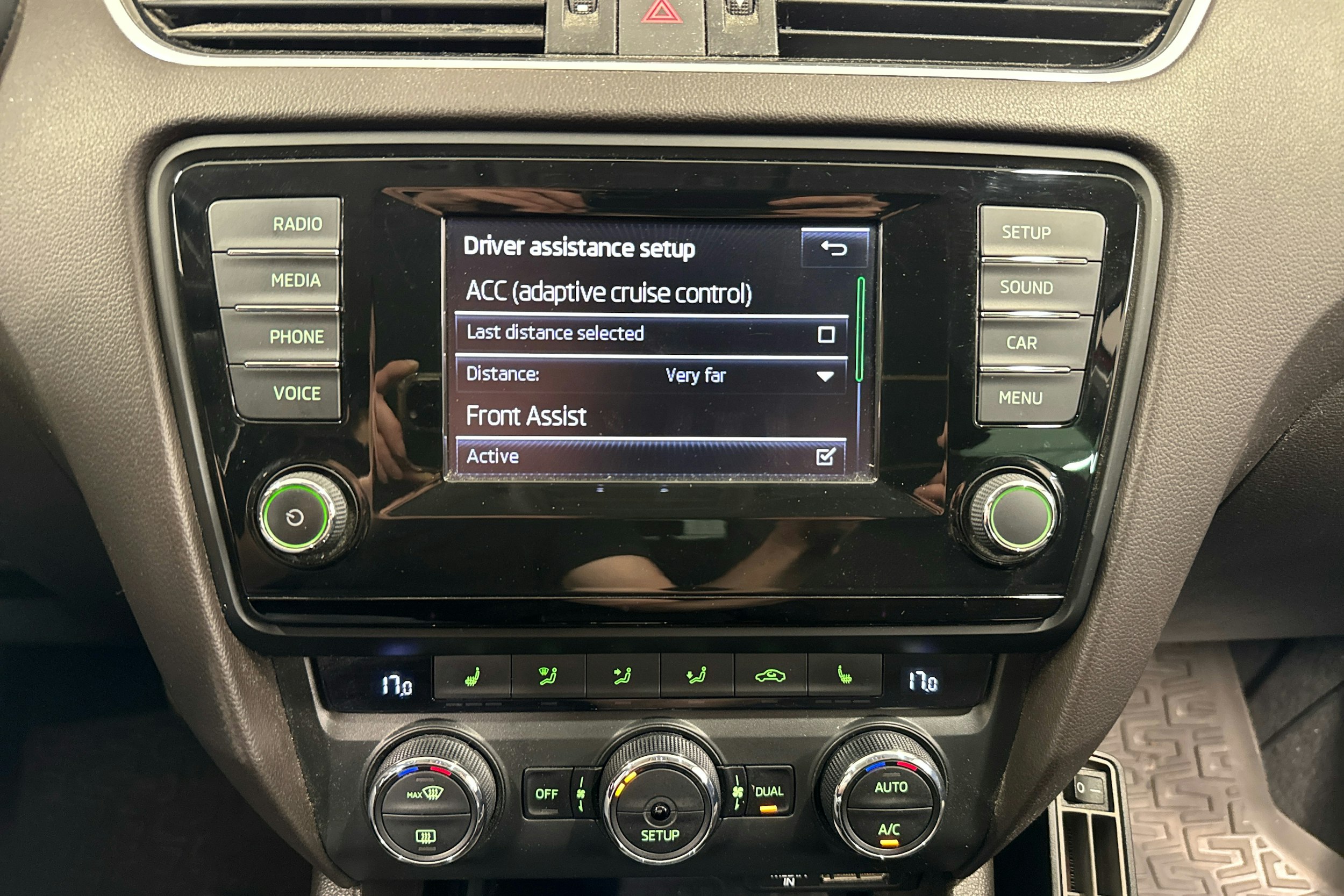 punainen Skoda Octavia 2015 kuva 17.