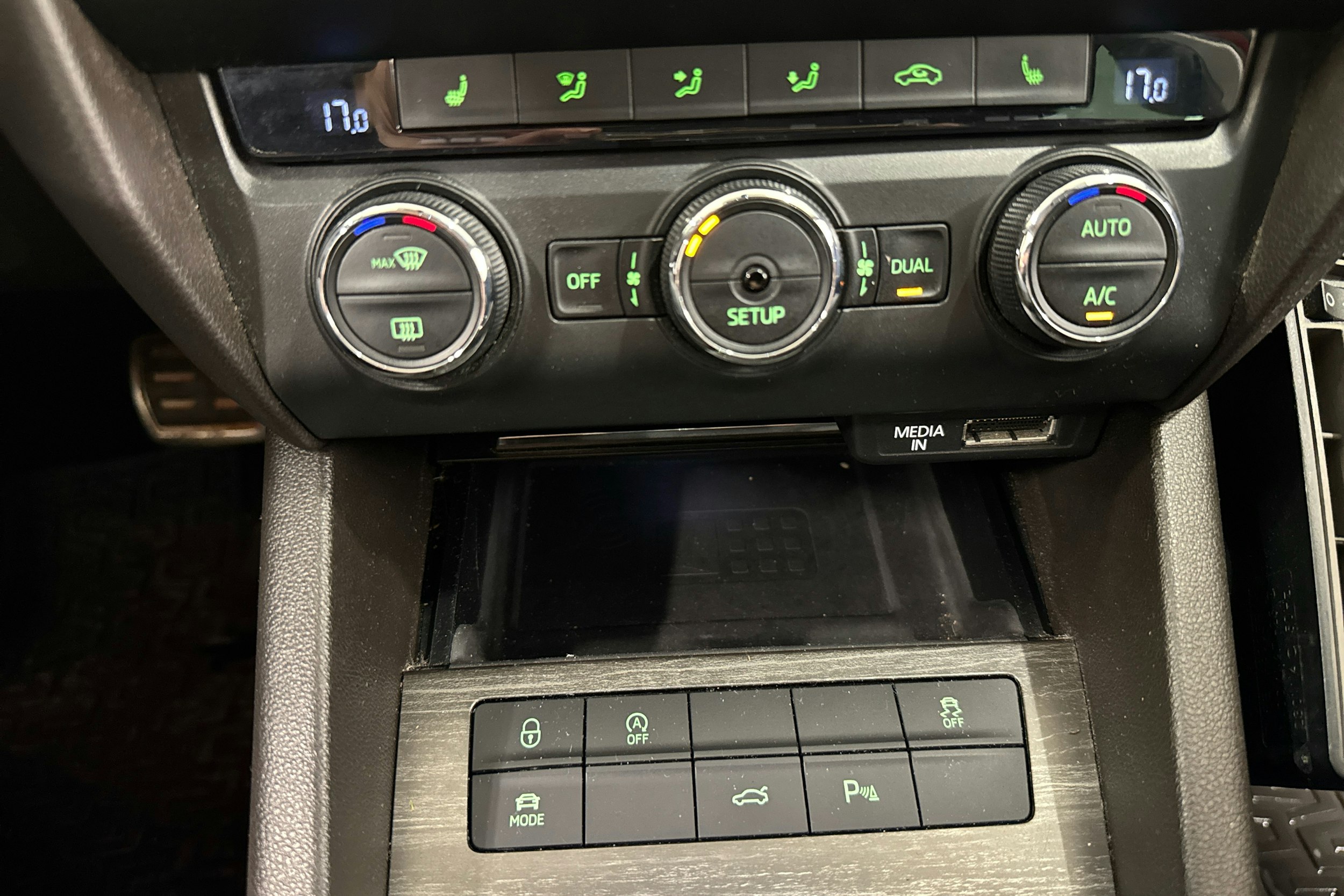 punainen Skoda Octavia 2015 kuva 19.