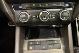 punainen Skoda Octavia 2015 kuva 19.